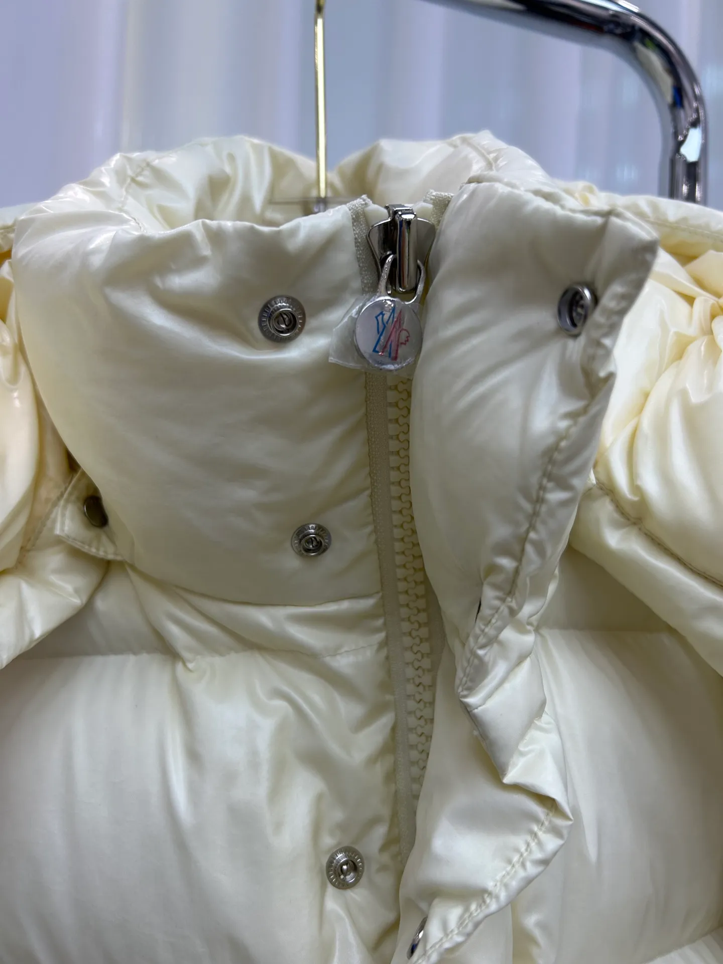 P720 Moncler Maya 70 Short Down Jacket The iconic men's Moncler Maya 70 down jacket is highly recognizable and specially designed to celebrate the brand's 70th anniversary. Style number: m70 Size: 12345 Color: black off-white