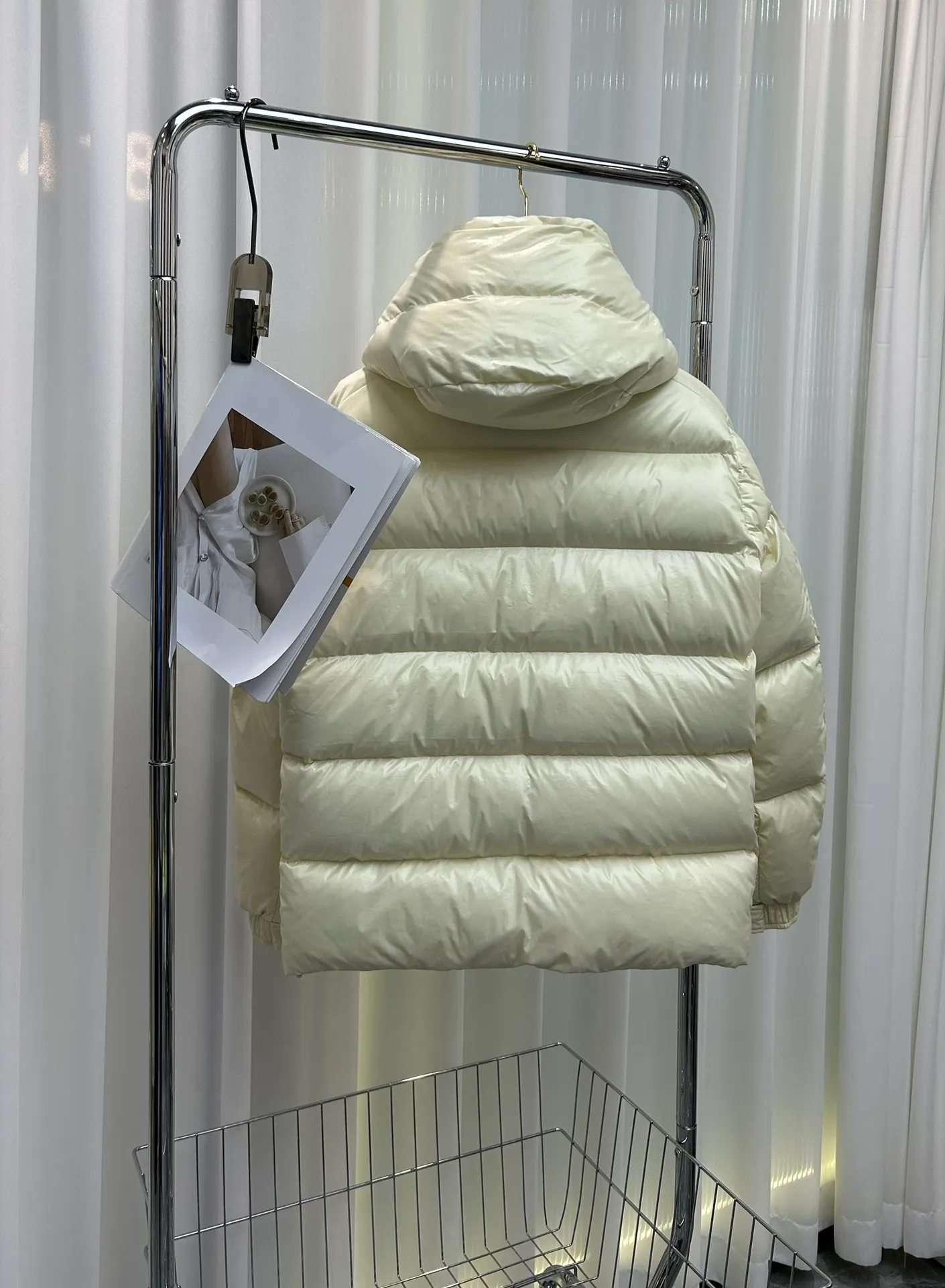 P720 Moncler Maya 70 Short Down Jacket The iconic men's Moncler Maya 70 down jacket is highly recognizable and specially designed to celebrate the brand's 70th anniversary. Style number: m70 Size: 12345 Color: black off-white