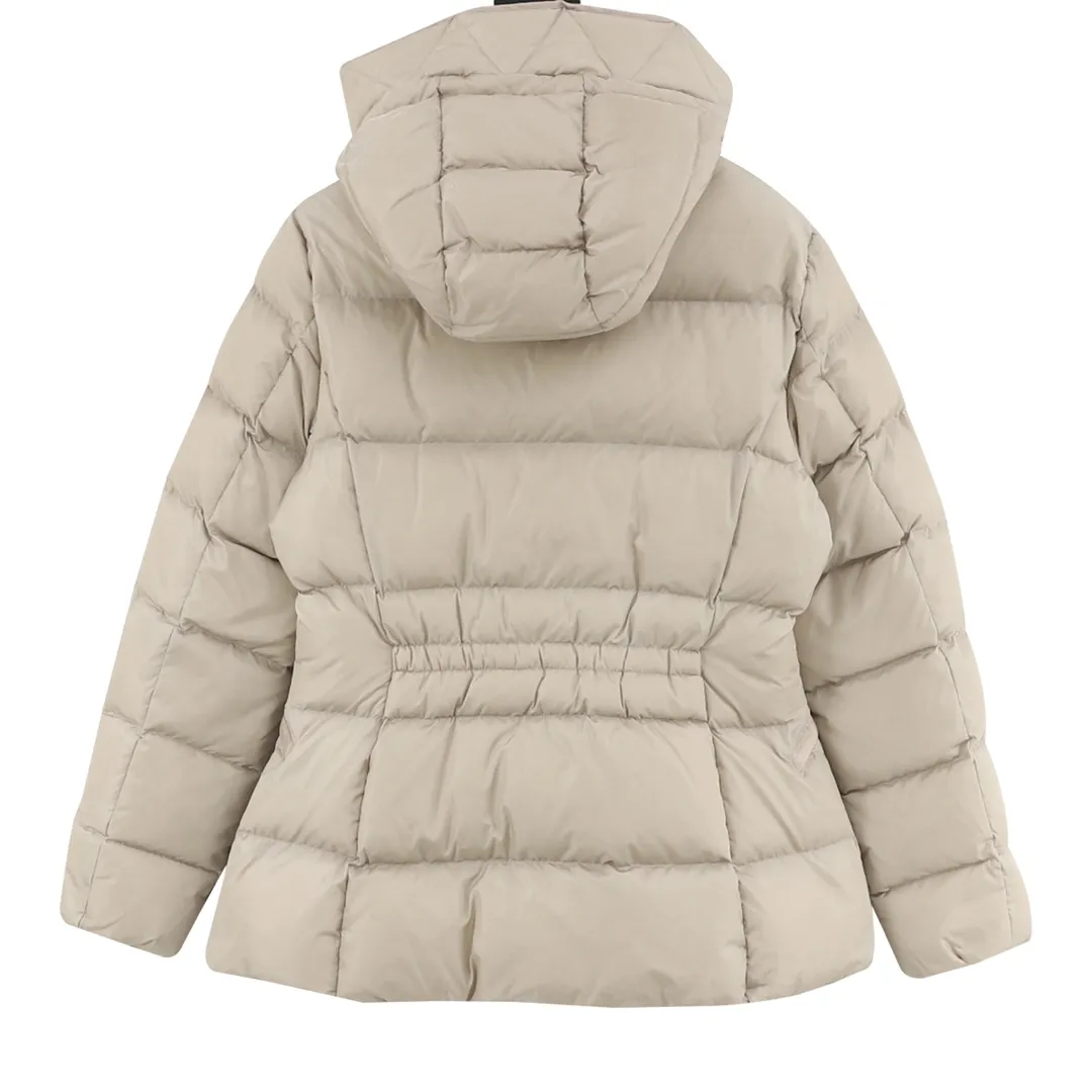 ￼P1220 Moncler Avoce short women's down jacket jacket. ⚠️ Correct cut version, the upper body becomes an ant waist in seconds. Fully three-dimensional cut. It is different from the random flat cut version on the market. The barcode model number is complete and consistent with the official website. The tag has built-in NFC electronic sensor anti-counterfeiting. The factory comes standard with a full set of counter gift box packaging🎁 The Avoce short down jacket is made of nylon fabric and is an everyday design item in the women's collection. The Avoce short down jacket is dynamic and elegant, emphasizing the aesthetic style of Moncler's women's collection. Functional nylon fabric provides protection, while a lightweight longue saison lining, adjustable hood and zippered pockets enhance utility. Details •Made from nylon •Longue saison lining •Down filled •Adjustable hood •Zip closure •Zip suit pocket •Elastic waistband with contoured logo buckle •Logo patch size: 1-4