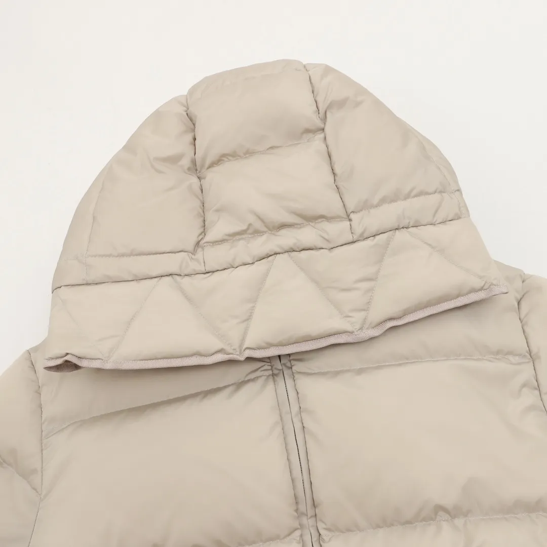 ￼P1220 Moncler Avoce short women's down jacket jacket. ⚠️ Correct cut version, the upper body becomes an ant waist in seconds. Fully three-dimensional cut. It is different from the random flat cut version on the market. The barcode model number is complete and consistent with the official website. The tag has built-in NFC electronic sensor anti-counterfeiting. The factory comes standard with a full set of counter gift box packaging🎁 The Avoce short down jacket is made of nylon fabric and is an everyday design item in the women's collection. The Avoce short down jacket is dynamic and elegant, emphasizing the aesthetic style of Moncler's women's collection. Functional nylon fabric provides protection, while a lightweight longue saison lining, adjustable hood and zippered pockets enhance utility. Details •Made from nylon •Longue saison lining •Down filled •Adjustable hood •Zip closure •Zip suit pocket •Elastic waistband with contoured logo buckle •Logo patch size: 1-4