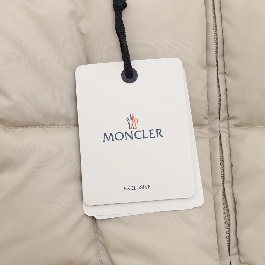 ￼P1220 Moncler Avoce short women's down jacket jacket. ⚠️ Correct cut version, the upper body becomes an ant waist in seconds. Fully three-dimensional cut. It is different from the random flat cut version on the market. The barcode model number is complete and consistent with the official website. The tag has built-in NFC electronic sensor anti-counterfeiting. The factory comes standard with a full set of counter gift box packaging🎁 The Avoce short down jacket is made of nylon fabric and is an everyday design item in the women's collection. The Avoce short down jacket is dynamic and elegant, emphasizing the aesthetic style of Moncler's women's collection. Functional nylon fabric provides protection, while a lightweight longue saison lining, adjustable hood and zippered pockets enhance utility. Details •Made from nylon •Longue saison lining •Down filled •Adjustable hood •Zip closure •Zip suit pocket •Elastic waistband with contoured logo buckle •Logo patch size: 1-4