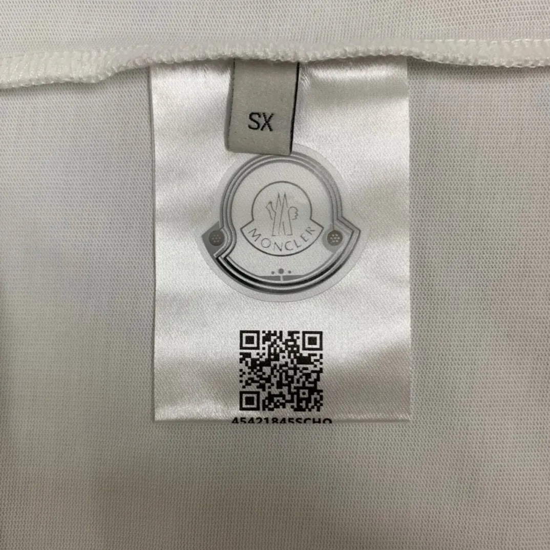 P130 Style: Moncler/muzzled short-sleeved T-shirt Fabric: 300g double yarn 100% cotton Rib: 320g Solona Process: Printing Color: White Black Size: S M L XL XXL No gender distinction, same style for men and women