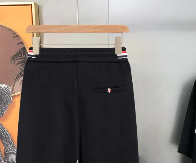 P290 Moncler new men's original casual pants and sweatpants, high-end customization, fashionable and versatile ✨✨✨three-dimensional embroidery embossed letter logo design, customized original imported 100% knitted cotton fabric, imported hardware accessories, elegant and handsome upper body, brand new sense of sight! The factory's fine workmanship and details are all in place. There is no need to choose anyone, and you must pay for your own money. Size: M-3XL (the largest size can wear about 185 pounds) black