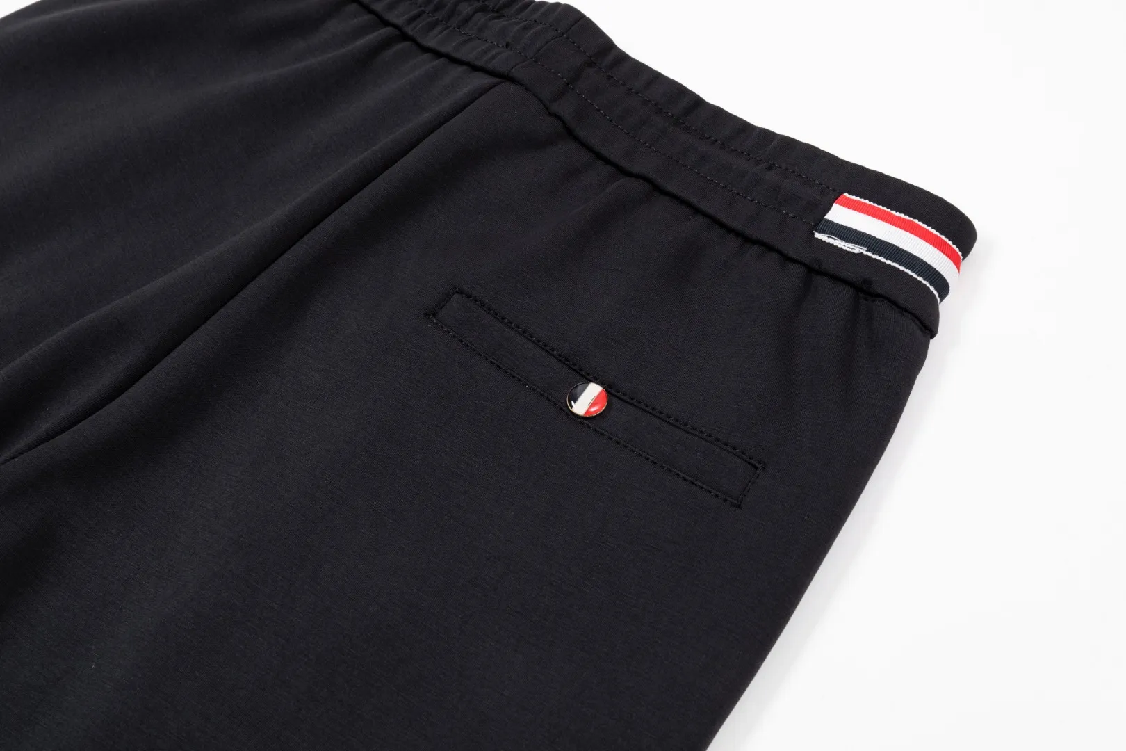 P290 Moncler new men's original casual pants and sweatpants, high-end customization, fashionable and versatile ✨✨✨three-dimensional embroidery embossed letter logo design, customized original imported 100% knitted cotton fabric, imported hardware accessories, elegant and handsome upper body, brand new sense of sight! The factory's fine workmanship and details are all in place. There is no need to choose anyone, and you must pay for your own money. Size: M-3XL (the largest size can wear about 185 pounds) black