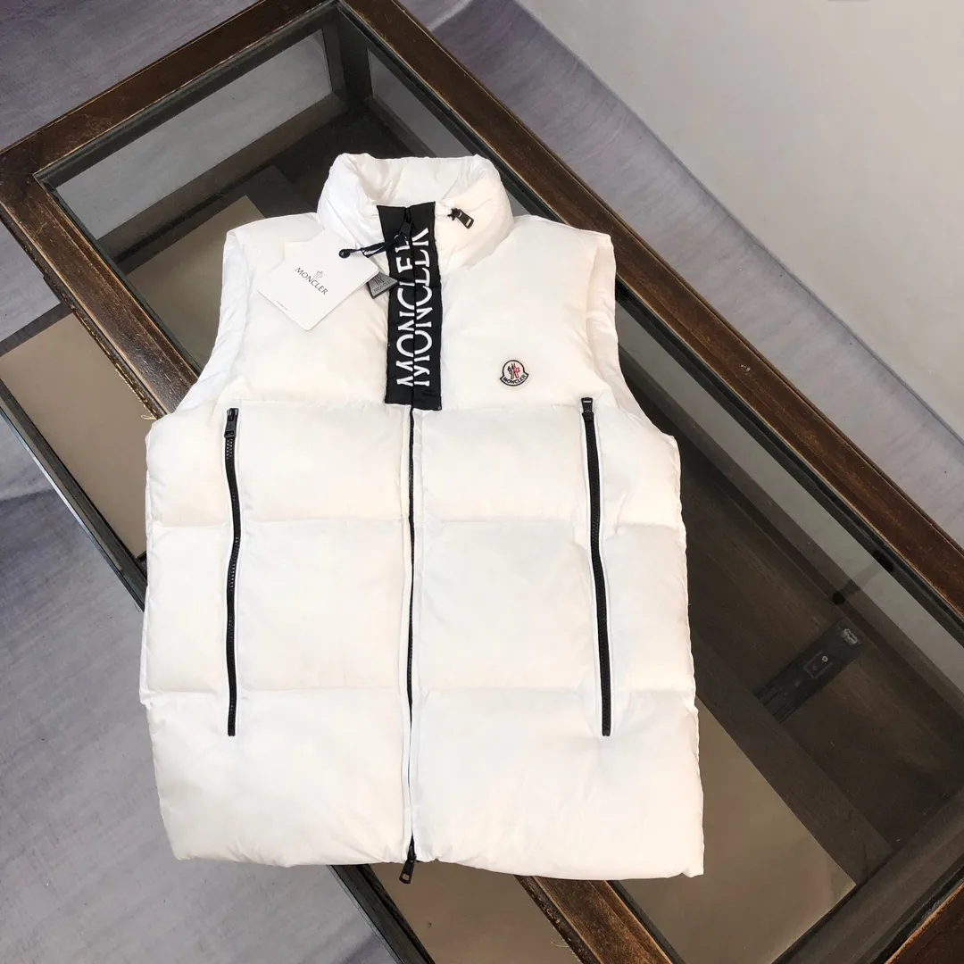 P680 🔥🔥Moncler 24 autumn and winter latest style! Fashionable down vest! Down vest! Hat can be hidden! The 100% cotton fabric selected from customers has extremely superior waterproof and breathable properties, and the fabric feels very soft, smooth and shiny! The inner filling is 90% white duck down, which has excellent fluffiness and resilience, and its cold-proof performance is unquestionable! Zipper pulls with customer-supplied brand letters engraved on them show off the aura of big brands everywhere, and they look good no matter how simple and elegant you wear them! Lightweight, convenient and warm, it can be paired with sweaters or sweatshirts! Fashionable and versatile ❤️ Color: black white Size: 12345 (M～3xl)