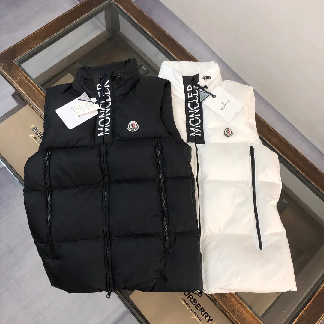 P680 🔥🔥Moncler 24 autumn and winter latest style! Fashionable down vest! Down vest! Hat can be hidden! The 100% cotton fabric selected from customers has extremely superior waterproof and breathable properties, and the fabric feels very soft, smooth and shiny! The inner filling is 90% white duck down, which has excellent fluffiness and resilience, and its cold-proof performance is unquestionable! Zipper pulls with customer-supplied brand letters engraved on them show off the aura of big brands everywhere, and they look good no matter how simple and elegant you wear them! Lightweight, convenient and warm, it can be paired with sweaters or sweatshirts! Fashionable and versatile ❤️ Color: black white Size: 12345 (M～3xl)