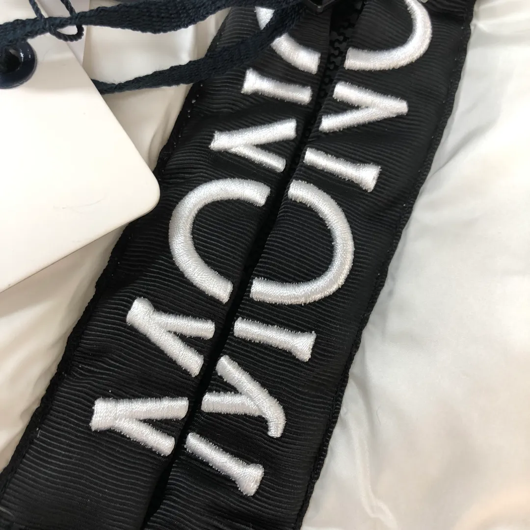 P680 🔥🔥Moncler 24 autumn and winter latest style! Fashionable down vest! Down vest! Hat can be hidden! The 100% cotton fabric selected from customers has extremely superior waterproof and breathable properties, and the fabric feels very soft, smooth and shiny! The inner filling is 90% white duck down, which has excellent fluffiness and resilience, and its cold-proof performance is unquestionable! Zipper pulls with customer-supplied brand letters engraved on them show off the aura of big brands everywhere, and they look good no matter how simple and elegant you wear them! Lightweight, convenient and warm, it can be paired with sweaters or sweatshirts! Fashionable and versatile ❤️ Color: black white Size: 12345 (M～3xl)