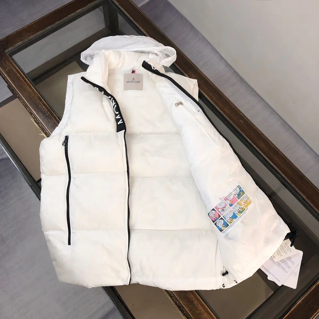 P680 🔥🔥Moncler 24 autumn and winter latest style! Fashionable down vest! Down vest! Hat can be hidden! The 100% cotton fabric selected from customers has extremely superior waterproof and breathable properties, and the fabric feels very soft, smooth and shiny! The inner filling is 90% white duck down, which has excellent fluffiness and resilience, and its cold-proof performance is unquestionable! Zipper pulls with customer-supplied brand letters engraved on them show off the aura of big brands everywhere, and they look good no matter how simple and elegant you wear them! Lightweight, convenient and warm, it can be paired with sweaters or sweatshirts! Fashionable and versatile ❤️ Color: black white Size: 12345 (M～3xl)