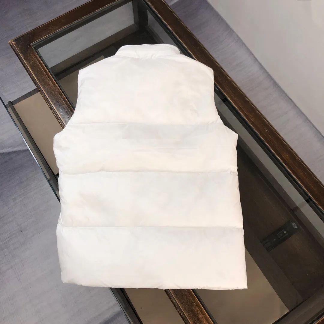 P680 🔥🔥Moncler 24 autumn and winter latest style! Fashionable down vest! Down vest! Hat can be hidden! The 100% cotton fabric selected from customers has extremely superior waterproof and breathable properties, and the fabric feels very soft, smooth and shiny! The inner filling is 90% white duck down, which has excellent fluffiness and resilience, and its cold-proof performance is unquestionable! Zipper pulls with customer-supplied brand letters engraved on them show off the aura of big brands everywhere, and they look good no matter how simple and elegant you wear them! Lightweight, convenient and warm, it can be paired with sweaters or sweatshirts! Fashionable and versatile ❤️ Color: black white Size: 12345 (M～3xl)