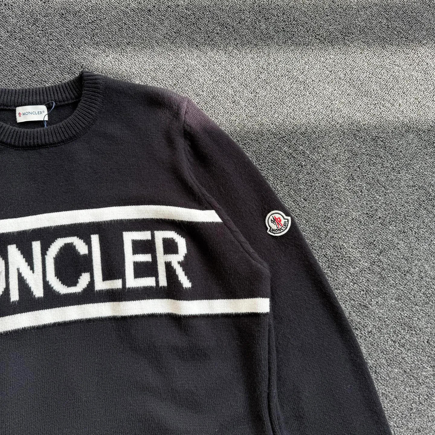 P220 model number G78 Moncler Moncler spring, autumn and winter two-color small label knitted round neck sweater. The Moncler classic letter logo is spliced with sand knitting. 7-needle jacquard machine operation. The yarn selection is soft and comfortable, not prickly. The classic small label is simple and elegant. The weight of one piece of clothing is more than one kilogram. Proper high quality. 1:1 customization. The true restoration of ZP. How can you not have a masked sweater this autumn? Both men and women can wear it. Color: Black Size: S M L XL