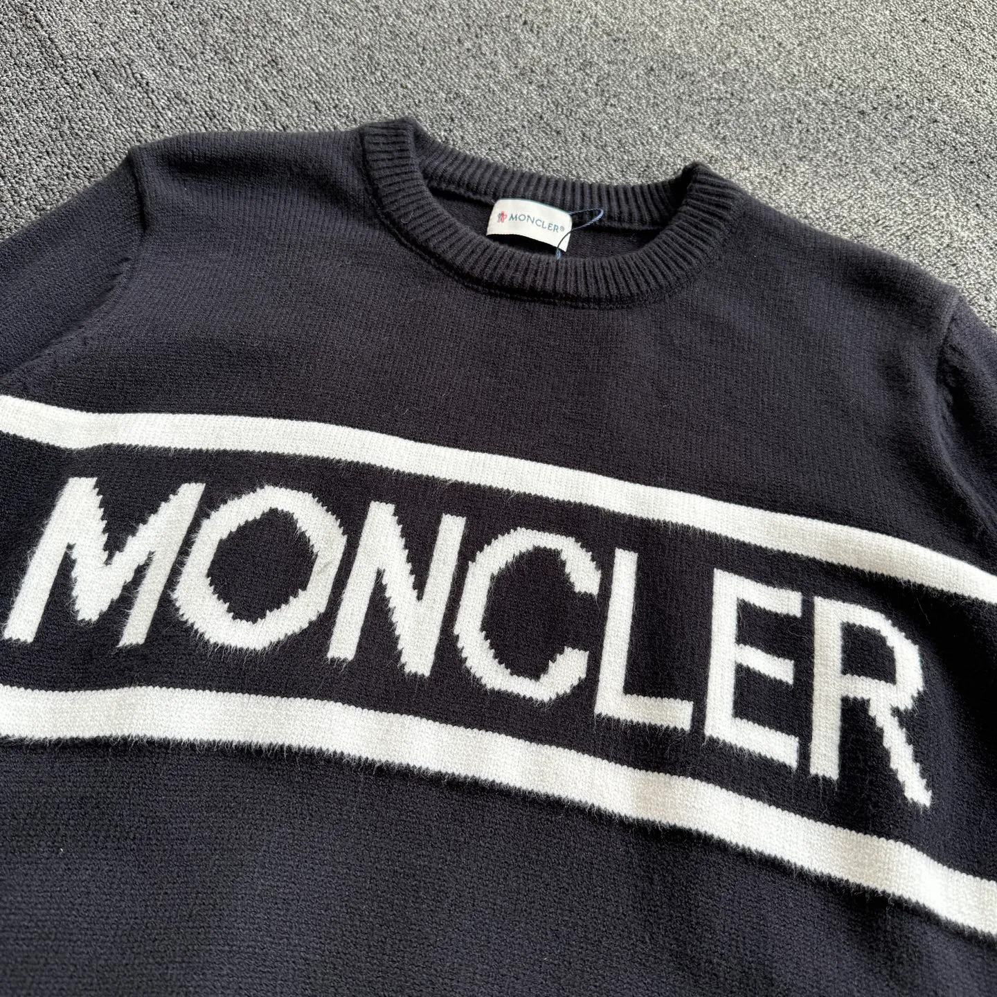P220 model number G78 Moncler Moncler spring, autumn and winter two-color small label knitted round neck sweater. The Moncler classic letter logo is spliced with sand knitting. 7-needle jacquard machine operation. The yarn selection is soft and comfortable, not prickly. The classic small label is simple and elegant. The weight of one piece of clothing is more than one kilogram. Proper high quality. 1:1 customization. The true restoration of ZP. How can you not have a masked sweater this autumn? Both men and women can wear it. Color: Black Size: S M L XL