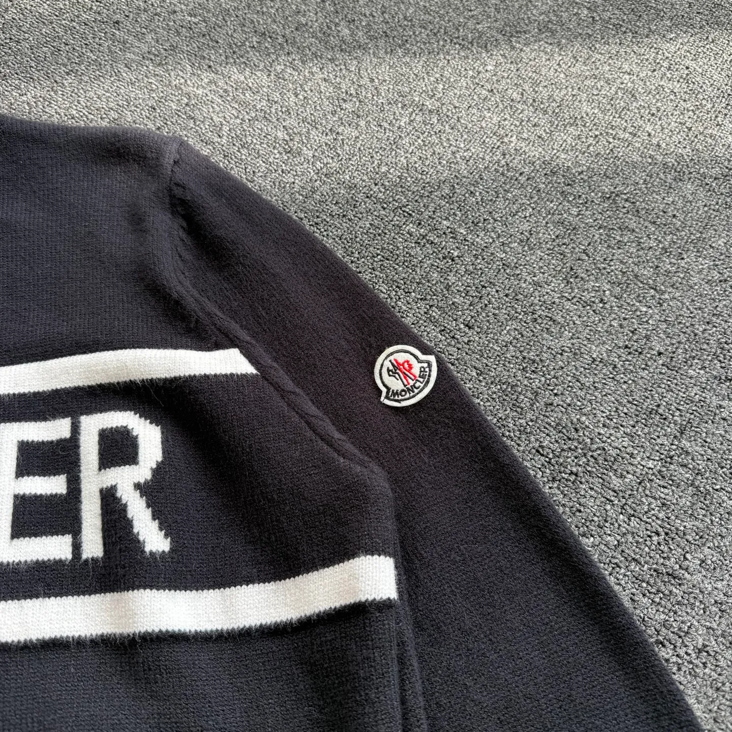 P220 model number G78 Moncler Moncler spring, autumn and winter two-color small label knitted round neck sweater. The Moncler classic letter logo is spliced with sand knitting. 7-needle jacquard machine operation. The yarn selection is soft and comfortable, not prickly. The classic small label is simple and elegant. The weight of one piece of clothing is more than one kilogram. Proper high quality. 1:1 customization. The true restoration of ZP. How can you not have a masked sweater this autumn? Both men and women can wear it. Color: Black Size: S M L XL
