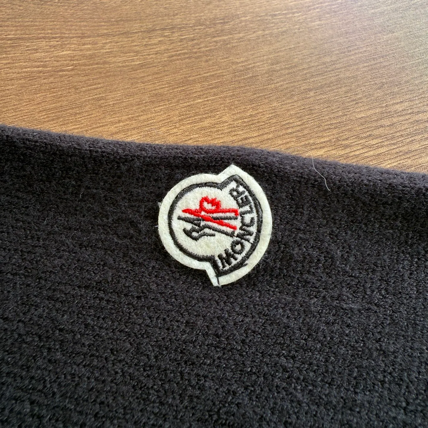 P220 model number G78 Moncler Moncler spring, autumn and winter two-color small label knitted round neck sweater. The Moncler classic letter logo is spliced with sand knitting. 7-needle jacquard machine operation. The yarn selection is soft and comfortable, not prickly. The classic small label is simple and elegant. The weight of one piece of clothing is more than one kilogram. Proper high quality. 1:1 customization. The true restoration of ZP. How can you not have a masked sweater this autumn? Both men and women can wear it. Color: Black Size: S M L XL