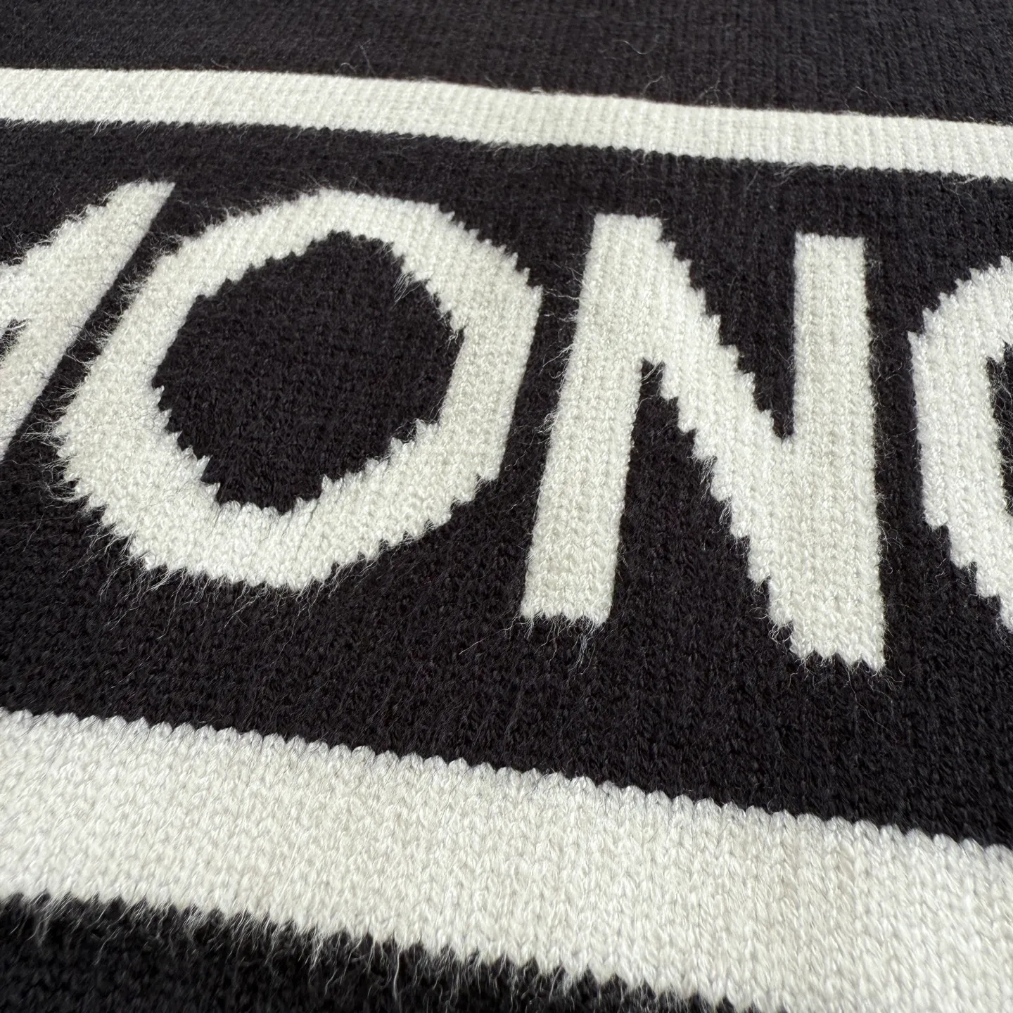 P220 model number G78 Moncler Moncler spring, autumn and winter two-color small label knitted round neck sweater. The Moncler classic letter logo is spliced with sand knitting. 7-needle jacquard machine operation. The yarn selection is soft and comfortable, not prickly. The classic small label is simple and elegant. The weight of one piece of clothing is more than one kilogram. Proper high quality. 1:1 customization. The true restoration of ZP. How can you not have a masked sweater this autumn? Both men and women can wear it. Color: Black Size: S M L XL