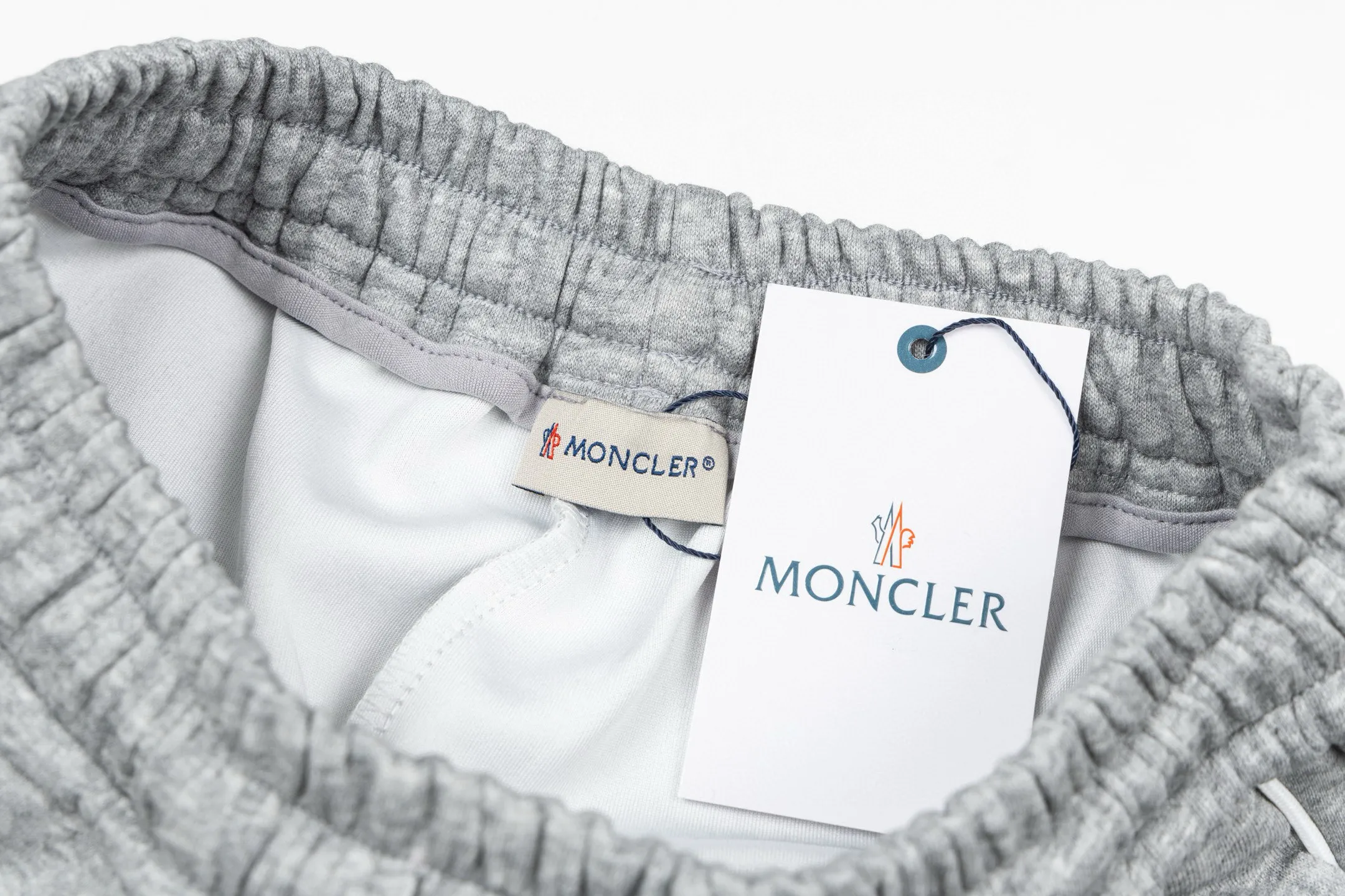 P230 Meng Mouth Small Label Embroidered Ribbon Trousers. Same style as MONCLER counters. Very textured in hand. Three-dimensional and atmospheric. Versatile and easy to wear. Simple and elegant. Adopts os version. The upper body effect is great. Suitable for all body types. Soft and comfortable. The small label embroidery is full and neat. Does not fade. Does not deform. Complete accessories. Delicate embroidery embellishments on the back pockets. Perfectly restored zp 2:1. Same style for men and women. Versatile and easy to match. Size s m l xl color black gray