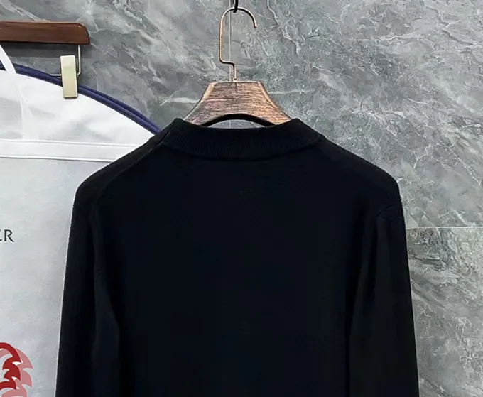 P210 Moncler, complete with 3 marks for the muzzle, logo embroidered half-turtleneck sweater, fine wool blended sweater, high-end customized collection for men and women, affiliated to the brand's high-end main line, patented top-grade yarn blending, using innovation to interpret conventional styles. The configuration of the fabric is subversive. The details are remarkable. The most anticipated sweater in autumn and winter. Full of high-end sense. Outflowed from the brand's designated Zhejiang processing factory. Very cost-effective. Meri wool yarn is of excellent quality. It feels super soft, delicate, soft, non-pilling and does not deform. It is available at all major counters at the same time. It is a must-have product every year. The product seems simple, the process is extremely complicated, and the upper body is not picky. The upper body is extremely skin-friendly and comfortable. It can be worn close to the body with an outer jacket or as an outer layer. Color: Black White Gray Size: M L XL 2XL 3XL