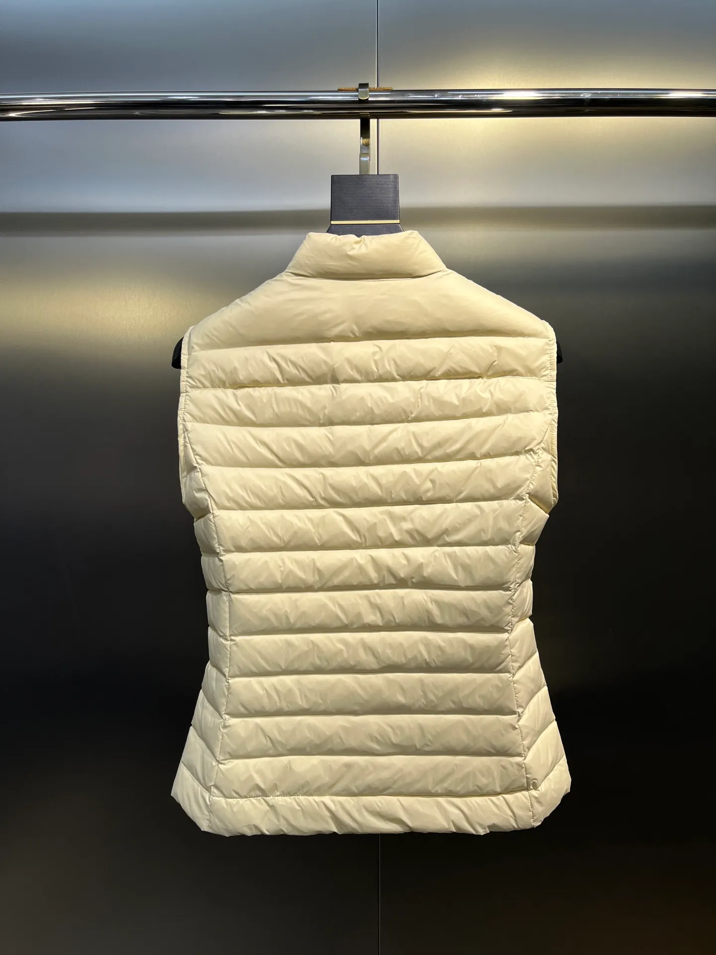 P580 Moncler25 new product Igens women's down vest, versatile and easy to match. Same style for men and women, original customized national standard 90 white duck down filling! Color: black white pink code number: 1234