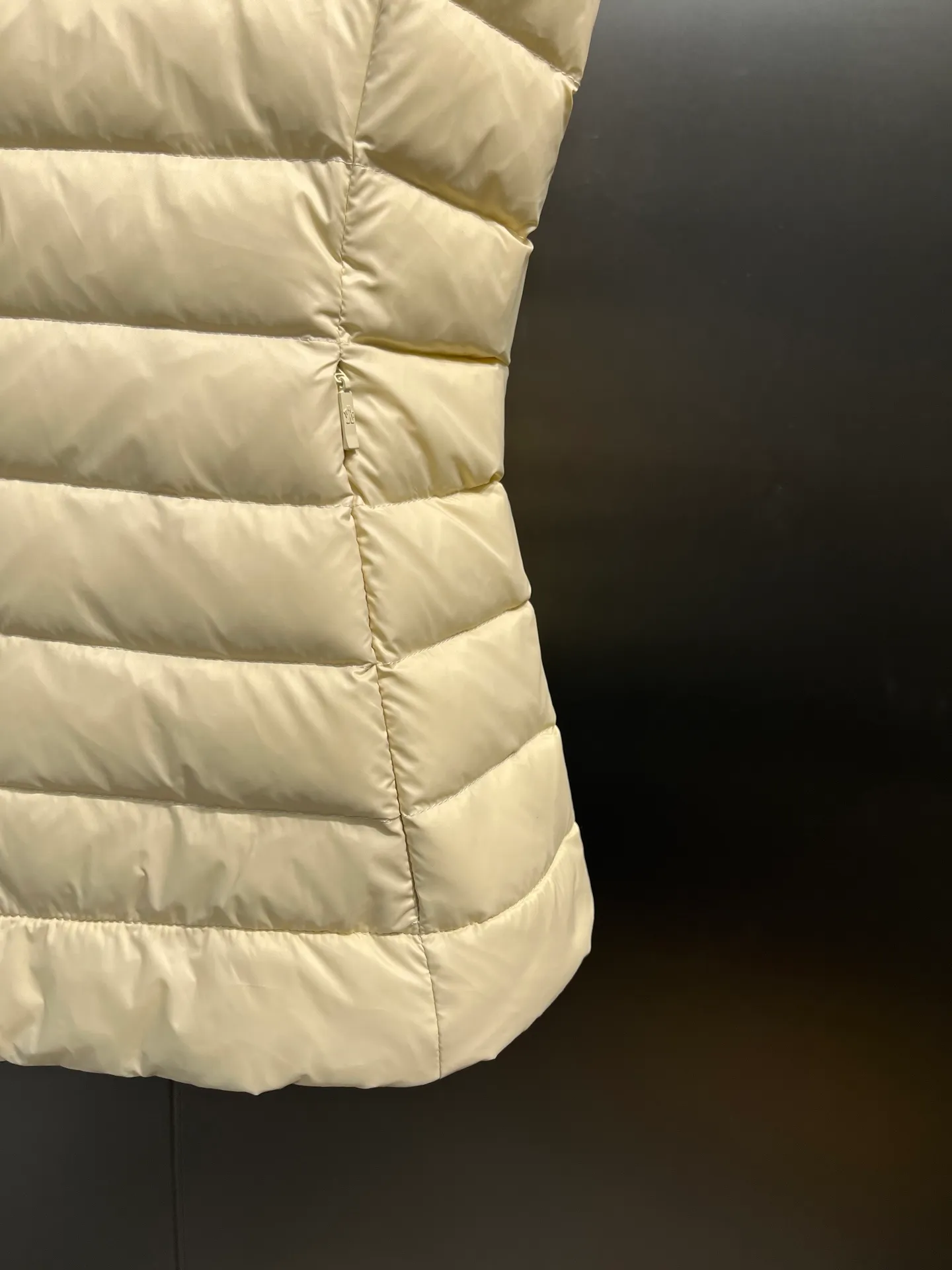 P580 Moncler25 new product Igens women's down vest, versatile and easy to match. Same style for men and women, original customized national standard 90 white duck down filling! Color: black white pink code number: 1234