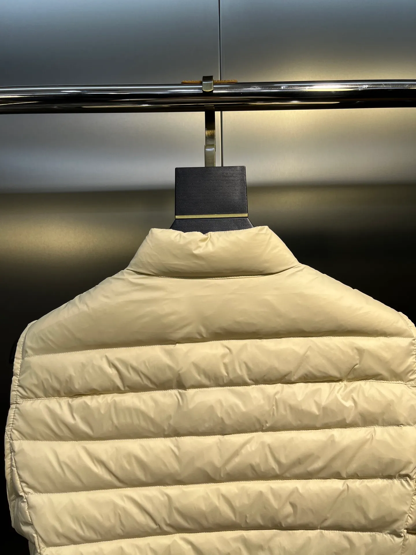 P580 Moncler25 new product Igens women's down vest, versatile and easy to match. Same style for men and women, original customized national standard 90 white duck down filling! Color: black white pink code number: 1234