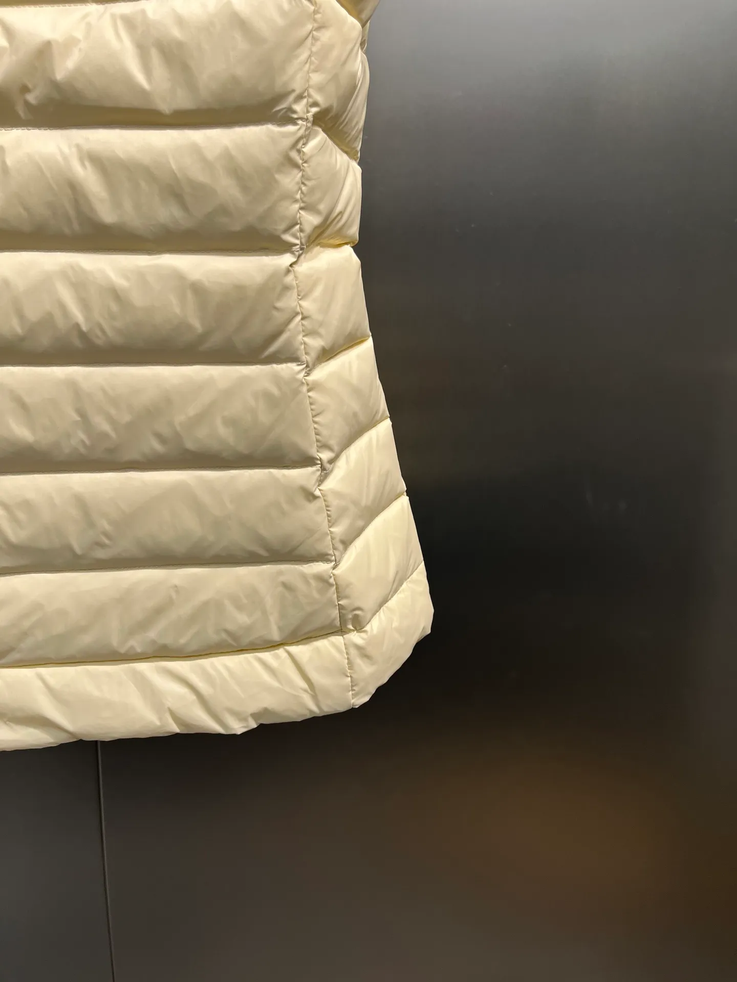 P580 Moncler25 new product Igens women's down vest, versatile and easy to match. Same style for men and women, original customized national standard 90 white duck down filling! Color: black white pink code number: 1234