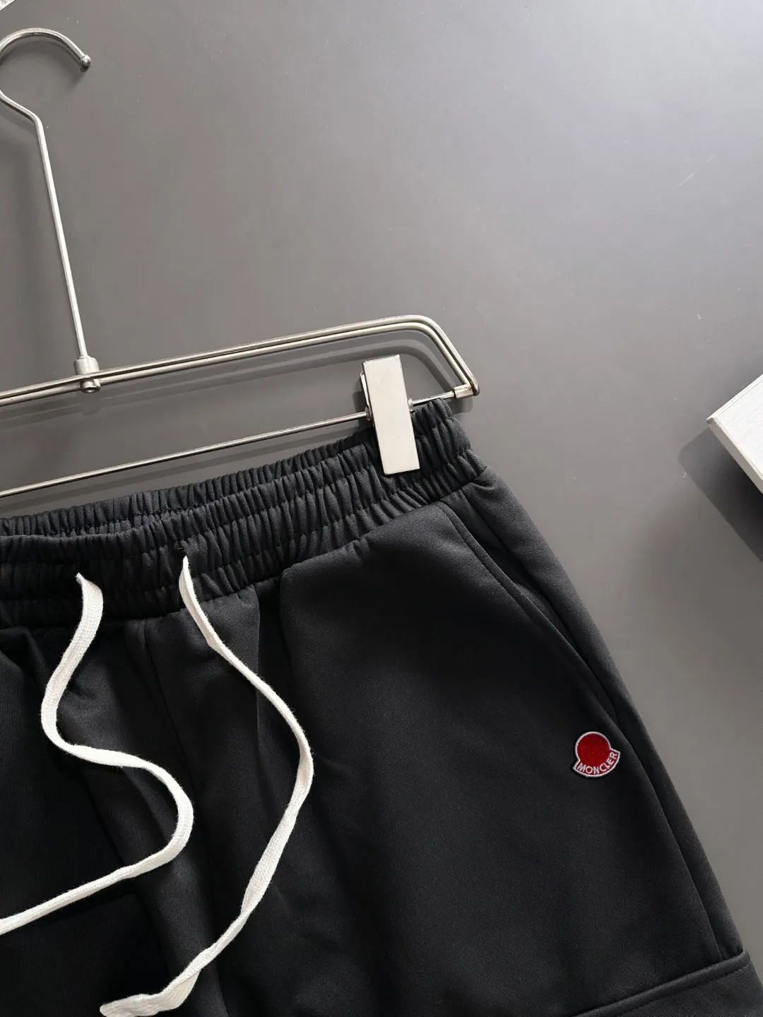 Next day shipment P360 MONCLER/Mongoose Exclusive first release of 25ss autumn and winter new high-quality trousers Compare real-life details at will A perfect choice for autumn and winter, a must-have item. Sizes: M to 3XL (please state your height and weight when placing an order)