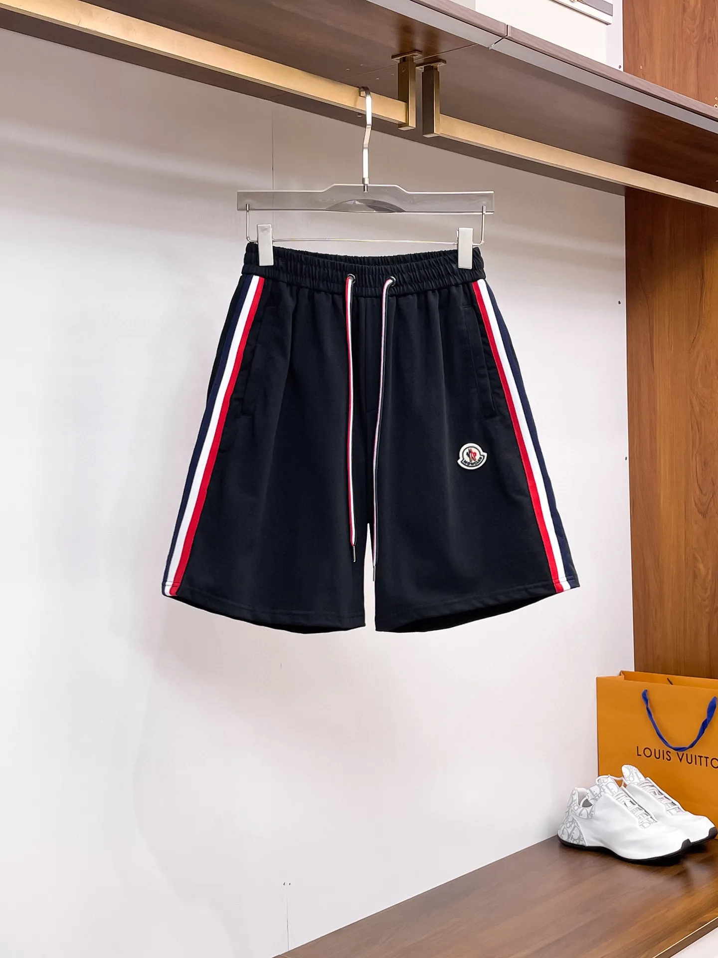 P560 Brand [MONCLER Mouth Covered] 2025 round neck short-sleeved shorts suit. The pure cotton fabric upper body will not be stuffy, the smooth and comfortable skin-friendly effect is more breathable, the fabric has its own texture, classic logo technology, a new interpretation from a unique angle, the first choice for fashion and versatility! Size: M-3XL (maximum wear: 190 pounds)