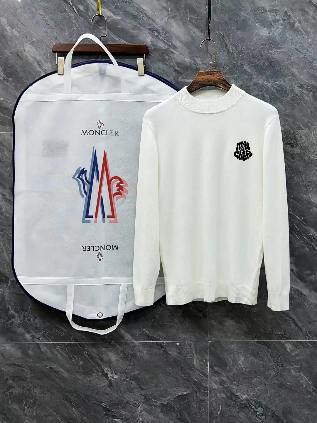 P210 Moncler muzzle, complete with 3 labels, the same style as the official website, exquisitely printed LOGO half-turtleneck, fine wool blended sweater, high-end customized collection for men and women, affiliated to the brand's high-end main line, patented top-grade yarn blending, using innovation to interpret conventional styles. The configuration of the fabric is subversive. The details are remarkable. The most anticipated sweater in autumn and winter. Full of high-end sense. Outflowed from the brand's designated Zhejiang processing factory. Very cost-effective. Meri wool yarn is of excellent quality. It feels super soft, delicate, soft, non-pilling and does not deform. It is available at all major counters simultaneously. It is a must-have product every year. The product seems simple, the process is extremely complicated, and the upper body is not picky. The upper body is extremely skin-friendly and comfortable. It can be worn close to the body with an outer jacket or as an outer layer. Color: Black White Size: M L XL 2XL 3XL