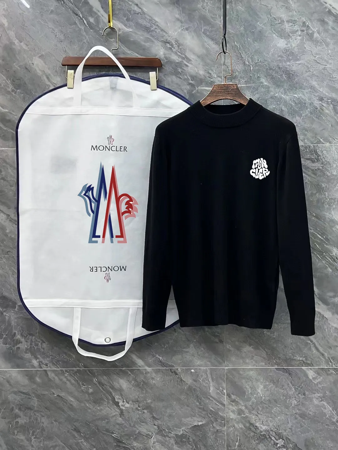 P210 Moncler muzzle, complete with 3 labels, the same style as the official website, exquisitely printed LOGO half-turtleneck, fine wool blended sweater, high-end customized collection for men and women, affiliated to the brand's high-end main line, patented top-grade yarn blending, using innovation to interpret conventional styles. The configuration of the fabric is subversive. The details are remarkable. The most anticipated sweater in autumn and winter. Full of high-end sense. Outflowed from the brand's designated Zhejiang processing factory. Very cost-effective. Meri wool yarn is of excellent quality. It feels super soft, delicate, soft, non-pilling and does not deform. It is available at all major counters simultaneously. It is a must-have product every year. The product seems simple, the process is extremely complicated, and the upper body is not picky. The upper body is extremely skin-friendly and comfortable. It can be worn close to the body with an outer jacket or as an outer layer. Color: Black White Size: M L XL 2XL 3XL