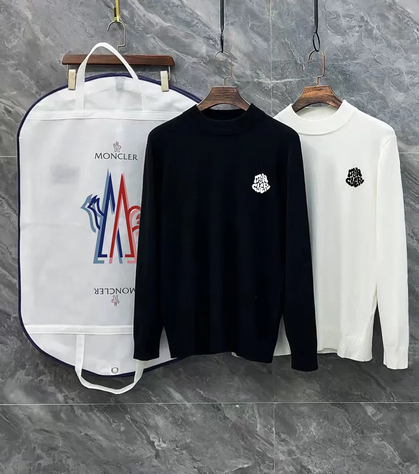 P210 Moncler muzzle, complete with 3 labels, the same style as the official website, exquisitely printed LOGO half-turtleneck, fine wool blended sweater, high-end customized collection for men and women, affiliated to the brand's high-end main line, patented top-grade yarn blending, using innovation to interpret conventional styles. The configuration of the fabric is subversive. The details are remarkable. The most anticipated sweater in autumn and winter. Full of high-end sense. Outflowed from the brand's designated Zhejiang processing factory. Very cost-effective. Meri wool yarn is of excellent quality. It feels super soft, delicate, soft, non-pilling and does not deform. It is available at all major counters simultaneously. It is a must-have product every year. The product seems simple, the process is extremely complicated, and the upper body is not picky. The upper body is extremely skin-friendly and comfortable. It can be worn close to the body with an outer jacket or as an outer layer. Color: Black White Size: M L XL 2XL 3XL