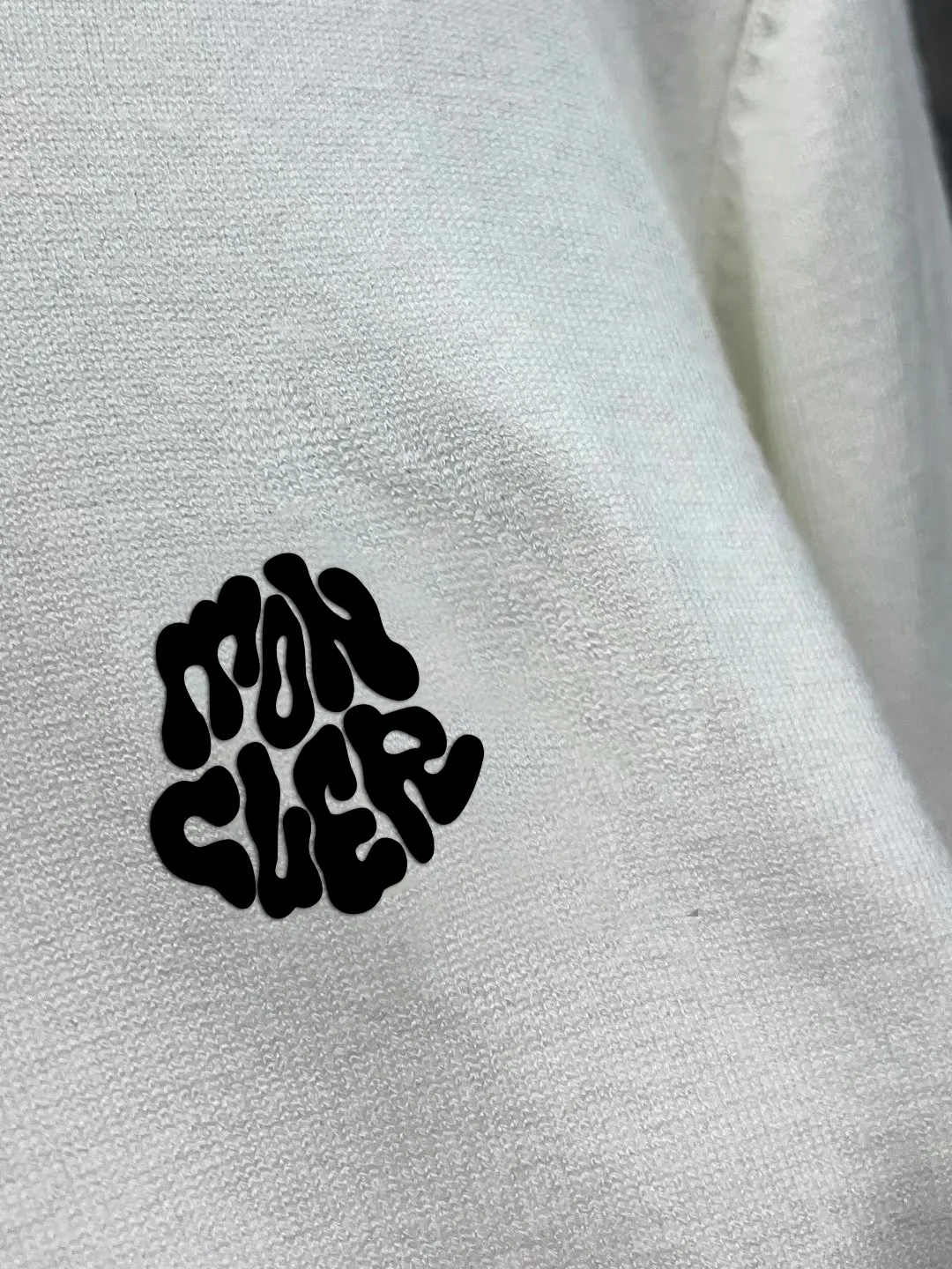 P210 Moncler muzzle, complete with 3 labels, the same style as the official website, exquisitely printed LOGO half-turtleneck, fine wool blended sweater, high-end customized collection for men and women, affiliated to the brand's high-end main line, patented top-grade yarn blending, using innovation to interpret conventional styles. The configuration of the fabric is subversive. The details are remarkable. The most anticipated sweater in autumn and winter. Full of high-end sense. Outflowed from the brand's designated Zhejiang processing factory. Very cost-effective. Meri wool yarn is of excellent quality. It feels super soft, delicate, soft, non-pilling and does not deform. It is available at all major counters simultaneously. It is a must-have product every year. The product seems simple, the process is extremely complicated, and the upper body is not picky. The upper body is extremely skin-friendly and comfortable. It can be worn close to the body with an outer jacket or as an outer layer. Color: Black White Size: M L XL 2XL 3XL