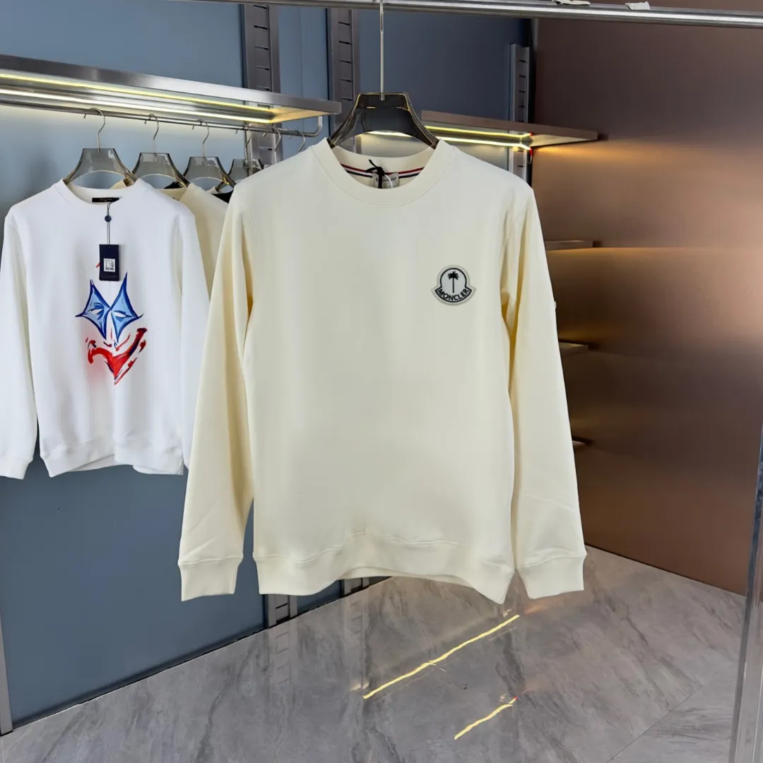 P210 high version sweatshirt) 📦With exclusive picture packaging📦 [Long-term ready stock] Upgraded version "Mobile phone smart sensor ~ NFC chip armband ~ Direct access to the official website anti-counterfeiting" 〖 𝐌𝐎𝐍𝐂𝐋𝐄𝐑 ~ Mouth covering〗 2025 new high quality, using 450g heavyweight fabric Different from the market currency, you can mix and match everything at will and you will be handsome😎The whole clothes is made of double waistcoats. The double waistcoats make the whole dress more three-dimensional. It is not an ordinary factory that can do such fine work. 2025 autumn and winter new style, on sale at the counter, exquisite printed round neck terry sweatshirt. High-end double-ply cotton. Customized stretch ribs are dyed in the same vat. Three standards are complete. It is matched with digital printing patterns and is very breathable. Same style for men and women. Color: black, white, apricot. Size: S M L XL 2XL