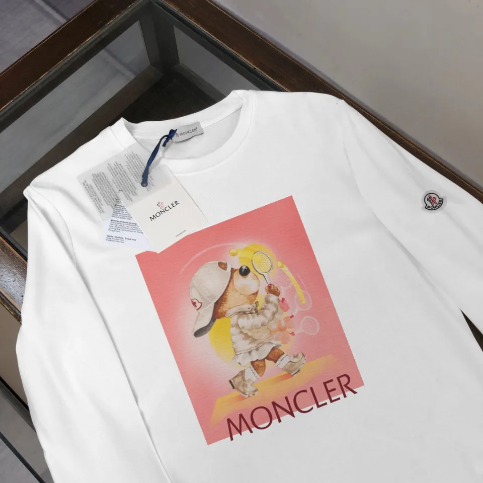 P180, a non-off-the-shelf model, you can trust it. Moncler printed long-sleeved T-shirt, 240g breathable cotton fabric, very soft and comfortable texture, does not shrink, does not deform, does not ball), can be worn alone as a base layer. Original customized accessories, collar label, care mark, hangtag, packaging (perfect details) Color: White Black Size: XS S M L