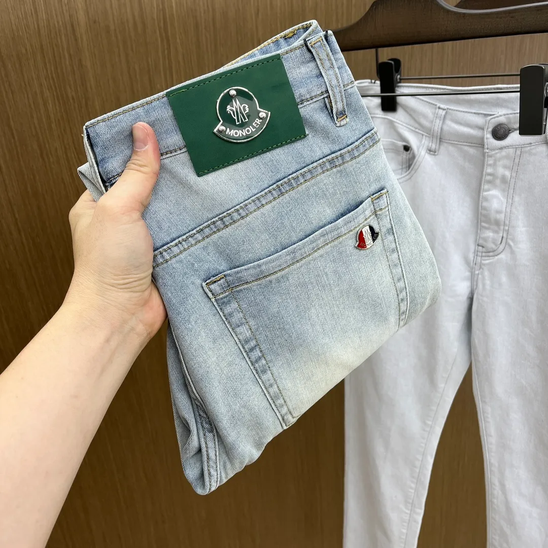 P240 Moncler 25ss🔥New light-colored denim trousers. The best original jeans in the physical store, suitable for all ages. Comfortable, soft and skin-friendly, the upper body effect is super fashionable and versatile, upright and stylish, a wardrobe must-have! Perfect for any occasion. Size: 28-38 (no 35.37)