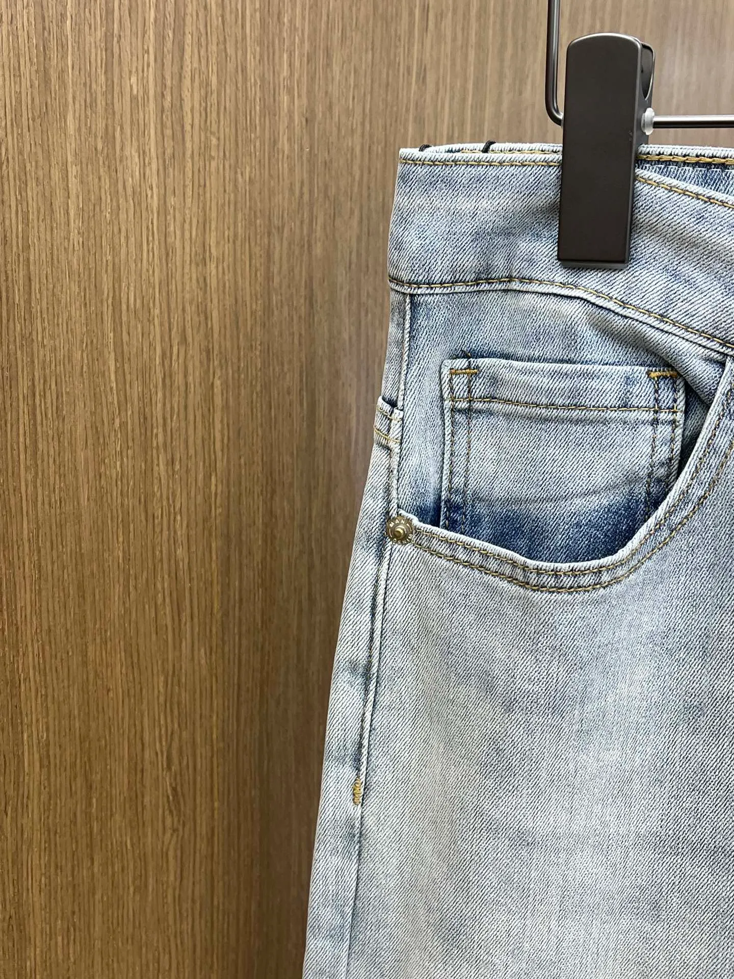 P240 Moncler 25ss🔥New light-colored denim trousers. The best original jeans in the physical store, suitable for all ages. Comfortable, soft and skin-friendly, the upper body effect is super fashionable and versatile, upright and stylish, a wardrobe must-have! Perfect for any occasion. Size: 28-38 (no 35.37)