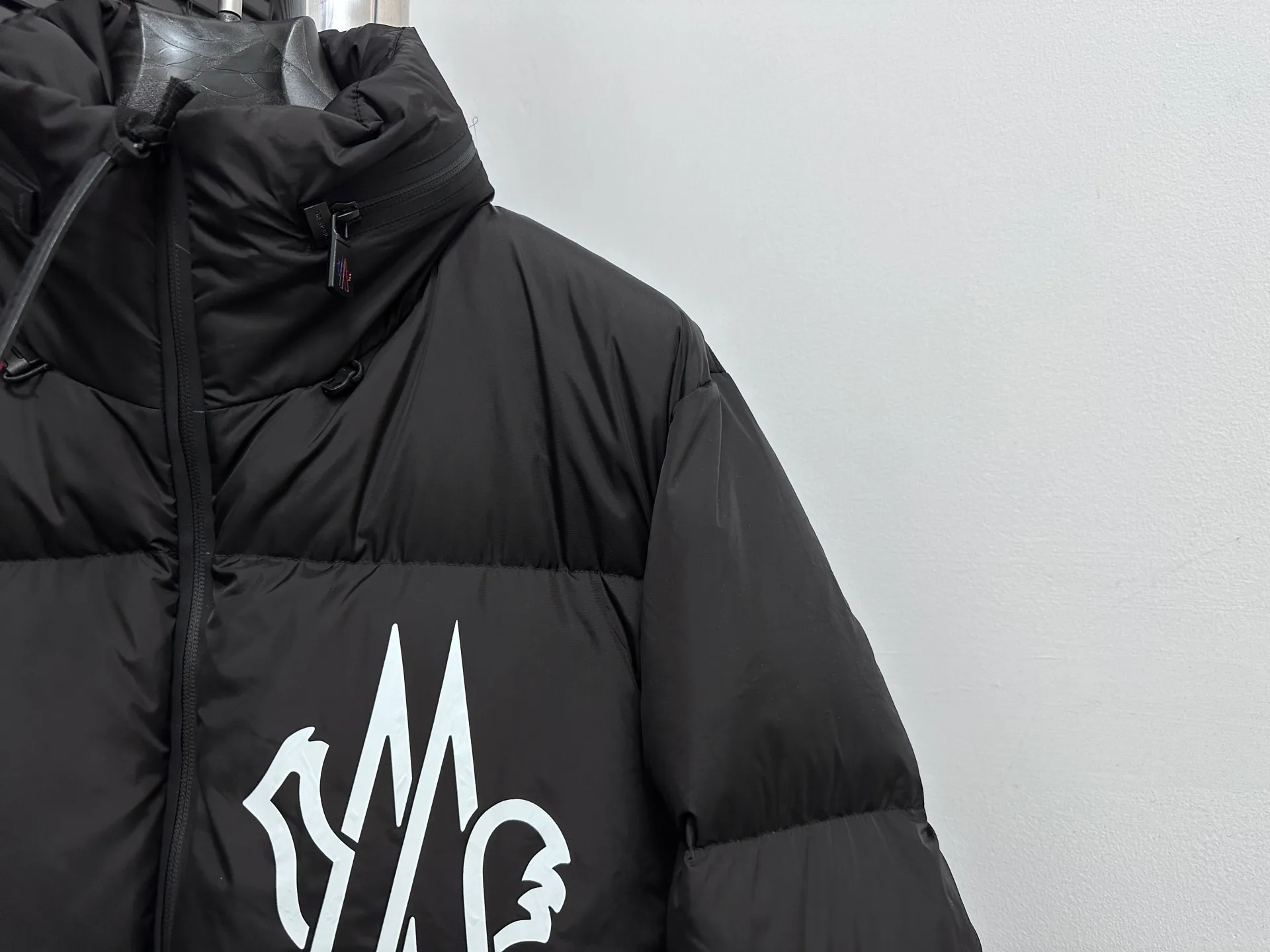 P1000 [moncler] Mengkou 2025 Autumn and Winter New Style🆕 Down Jacket Original custom-made hardware accessories are all imported and original customization Welcome to compare Absolutely high quality Super soft Filled with fluffy and full feathers Super heavy-duty Fabric with excellent workmanship👍Perfect version Note⚠The fabric is super comfortable Exclusive model Non-market goods Same style for men and women Size: 1 2 3 4 5