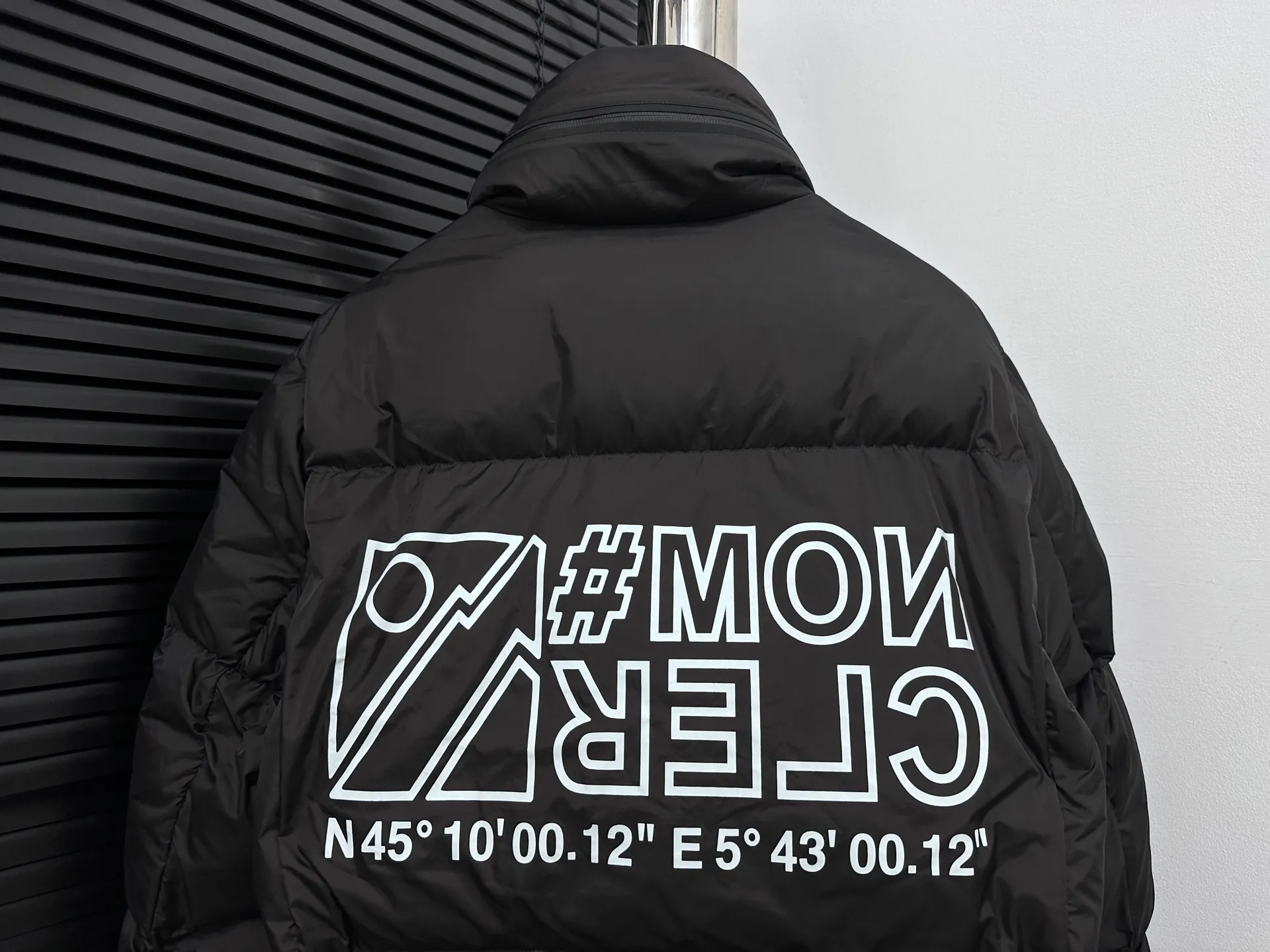 P1000 [moncler] Mengkou 2025 Autumn and Winter New Style🆕 Down Jacket Original custom-made hardware accessories are all imported and original customization Welcome to compare Absolutely high quality Super soft Filled with fluffy and full feathers Super heavy-duty Fabric with excellent workmanship👍Perfect version Note⚠The fabric is super comfortable Exclusive model Non-market goods Same style for men and women Size: 1 2 3 4 5