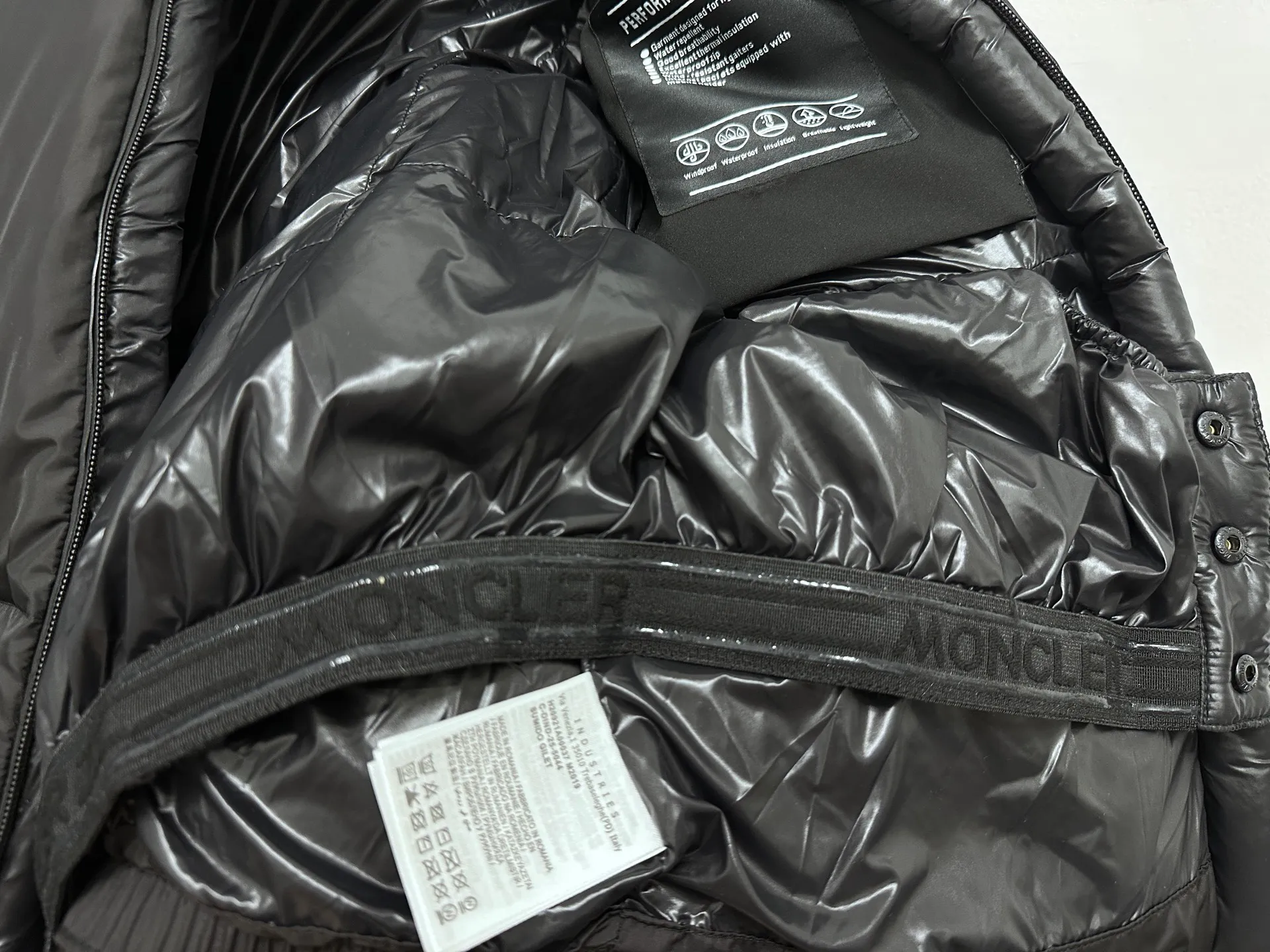 P1000 [moncler] Mengkou 2025 Autumn and Winter New Style🆕 Down Jacket Original custom-made hardware accessories are all imported and original customization Welcome to compare Absolutely high quality Super soft Filled with fluffy and full feathers Super heavy-duty Fabric with excellent workmanship👍Perfect version Note⚠The fabric is super comfortable Exclusive model Non-market goods Same style for men and women Size: 1 2 3 4 5