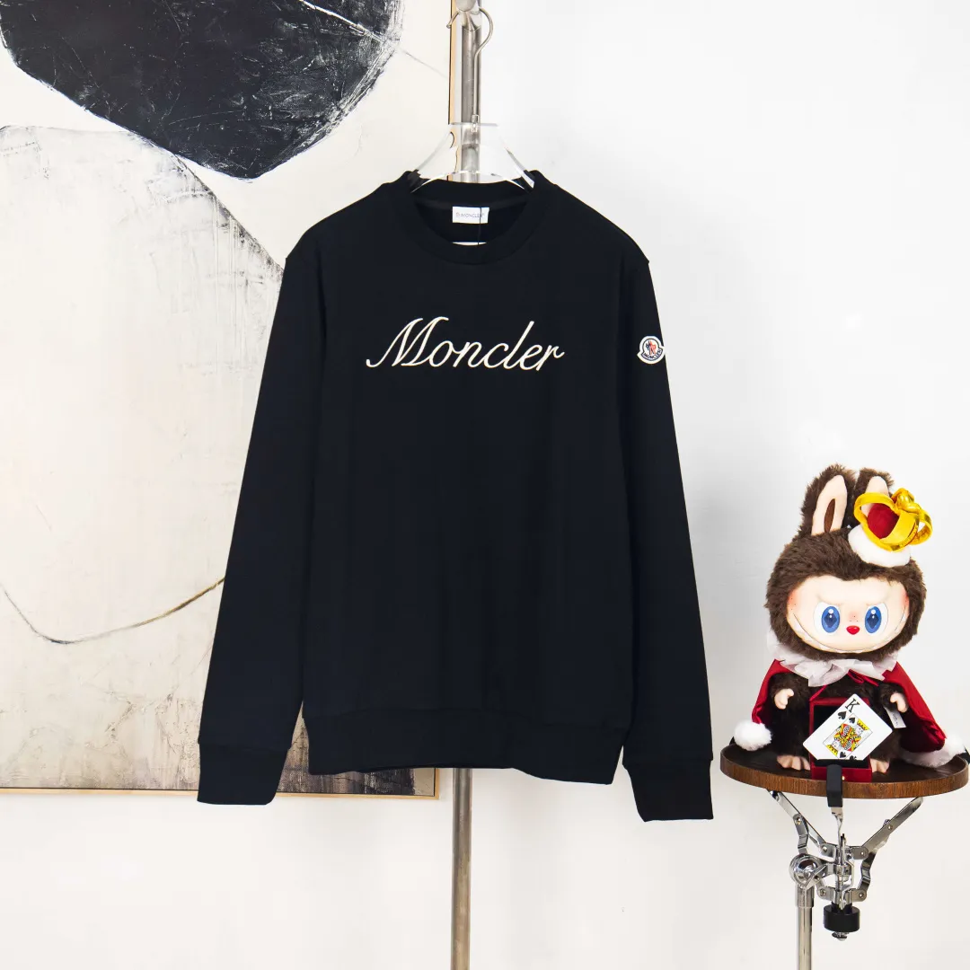 P380 zp version [exclusive supply] MONCLER masked embroidered armband sweatshirt Fabric: Made of 380g brushed sweatshirt terry, the fabric is brushed to make the surface feel softer and smoother. The thread is matched with 1*1 double yarn thread. Craftsmanship: Embroidery uses 3D multi-dimensional embroidery, embellished with connected brand embroidered letters. The armband is made of sheepskin composite embroidery technology. Made from soft cotton fleece, this sweatshirt is suitable for all seasons. Round neck design, embellished with logo embroidery, inspired by college baseball uniforms. Round neck made of cotton fleece fabric Logo embossed and embroidered Accessories: Customized 1:1 washed logo Accessories: Customized 1:1 embroidered armband Craftsmanship: Customized 1:1 three-dimensional embroidery Color: Black Apricot Size: S M L XL Number: XS10219