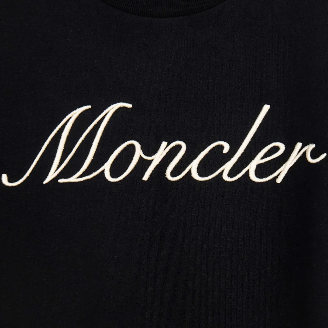 P380 zp version [exclusive supply] MONCLER masked embroidered armband sweatshirt Fabric: Made of 380g brushed sweatshirt terry, the fabric is brushed to make the surface feel softer and smoother. The thread is matched with 1*1 double yarn thread. Craftsmanship: Embroidery uses 3D multi-dimensional embroidery, embellished with connected brand embroidered letters. The armband is made of sheepskin composite embroidery technology. Made from soft cotton fleece, this sweatshirt is suitable for all seasons. Round neck design, embellished with logo embroidery, inspired by college baseball uniforms. Round neck made of cotton fleece fabric Logo embossed and embroidered Accessories: Customized 1:1 washed logo Accessories: Customized 1:1 embroidered armband Craftsmanship: Customized 1:1 three-dimensional embroidery Color: Black Apricot Size: S M L XL Number: XS10219