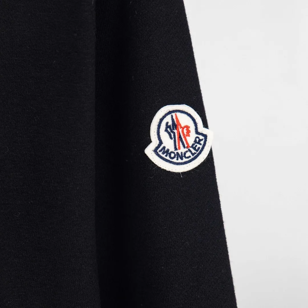 P380 zp version [exclusive supply] MONCLER masked embroidered armband sweatshirt Fabric: Made of 380g brushed sweatshirt terry, the fabric is brushed to make the surface feel softer and smoother. The thread is matched with 1*1 double yarn thread. Craftsmanship: Embroidery uses 3D multi-dimensional embroidery, embellished with connected brand embroidered letters. The armband is made of sheepskin composite embroidery technology. Made from soft cotton fleece, this sweatshirt is suitable for all seasons. Round neck design, embellished with logo embroidery, inspired by college baseball uniforms. Round neck made of cotton fleece fabric Logo embossed and embroidered Accessories: Customized 1:1 washed logo Accessories: Customized 1:1 embroidered armband Craftsmanship: Customized 1:1 three-dimensional embroidery Color: Black Apricot Size: S M L XL Number: XS10219