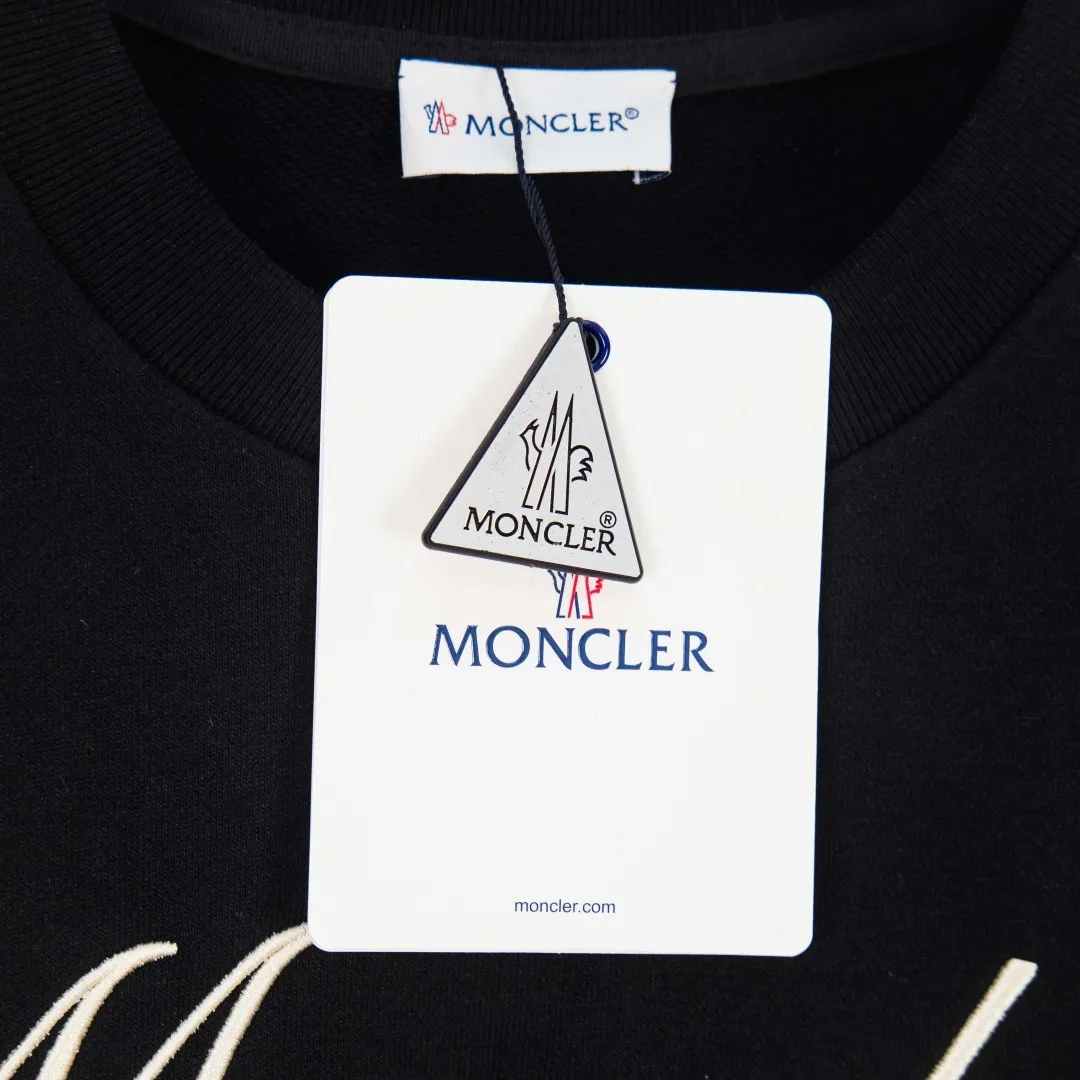 P380 zp version [exclusive supply] MONCLER masked embroidered armband sweatshirt Fabric: Made of 380g brushed sweatshirt terry, the fabric is brushed to make the surface feel softer and smoother. The thread is matched with 1*1 double yarn thread. Craftsmanship: Embroidery uses 3D multi-dimensional embroidery, embellished with connected brand embroidered letters. The armband is made of sheepskin composite embroidery technology. Made from soft cotton fleece, this sweatshirt is suitable for all seasons. Round neck design, embellished with logo embroidery, inspired by college baseball uniforms. Round neck made of cotton fleece fabric Logo embossed and embroidered Accessories: Customized 1:1 washed logo Accessories: Customized 1:1 embroidered armband Craftsmanship: Customized 1:1 three-dimensional embroidery Color: Black Apricot Size: S M L XL Number: XS10219