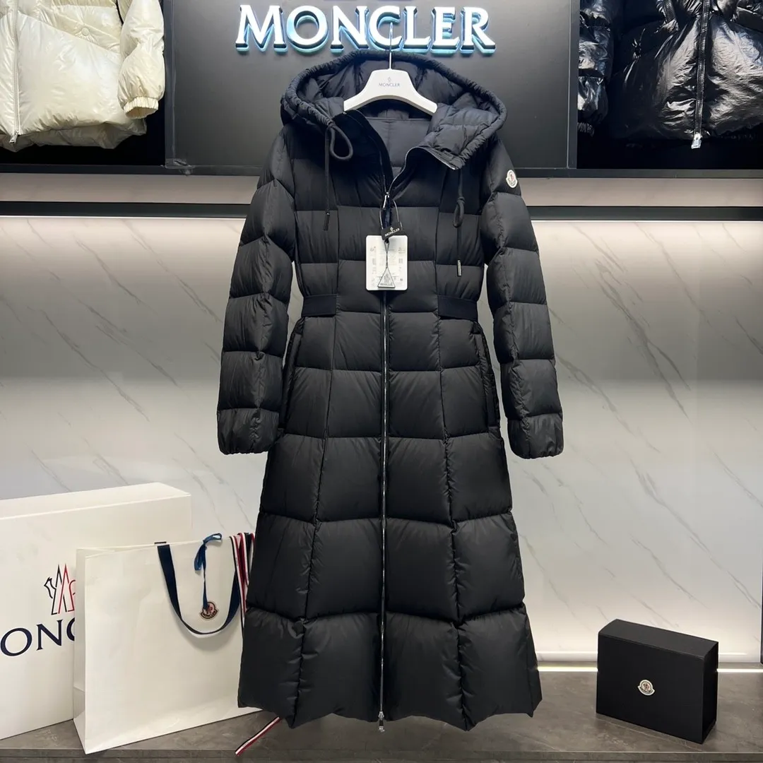 P1100 Special Down ⬆️Moncler's new winter product Faucon Long Women's (⚠️ Special grade goose down filling, tag barcode model number corresponds to the official website, tag has built-in NFC inductor anti-counterfeiting, this filling technology is in the skirt, super downy) hot style that must be bought by the fugitive princess. Faucon Women's Long Down interprets classic items in new proportions, showing impeccable fashion style. Product Details Faucon long down is made of polyester fiber fabric and has a slim, wide silhouette with a nipped-in waist. The Longue saison lining is lightweight and the three-dimensional hood adds a finishing touch to the style. Made of polyester fabric •Longue saison lining •Down filling •Adjustable hood •Zipper closure •Zip pockets •Elastic waist •Logo patch Size: 0-3 Fairy Style
