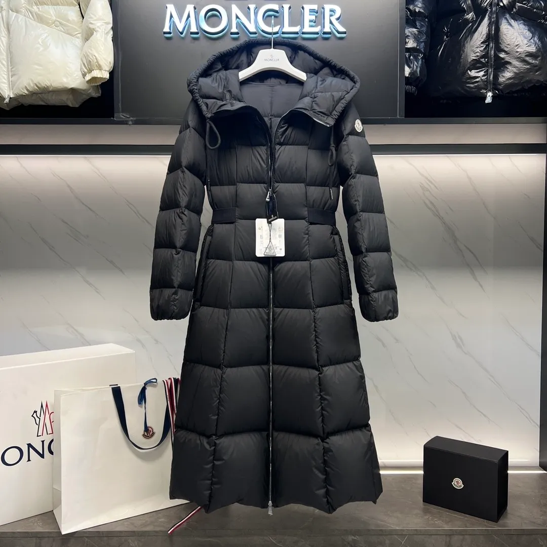 P1100 Special Down ⬆️Moncler's new winter product Faucon Long Women's (⚠️ Special grade goose down filling, tag barcode model number corresponds to the official website, tag has built-in NFC inductor anti-counterfeiting, this filling technology is in the skirt, super downy) hot style that must be bought by the fugitive princess. Faucon Women's Long Down interprets classic items in new proportions, showing impeccable fashion style. Product Details Faucon long down is made of polyester fiber fabric and has a slim, wide silhouette with a nipped-in waist. The Longue saison lining is lightweight and the three-dimensional hood adds a finishing touch to the style. Made of polyester fabric •Longue saison lining •Down filling •Adjustable hood •Zipper closure •Zip pockets •Elastic waist •Logo patch Size: 0-3 Fairy Style
