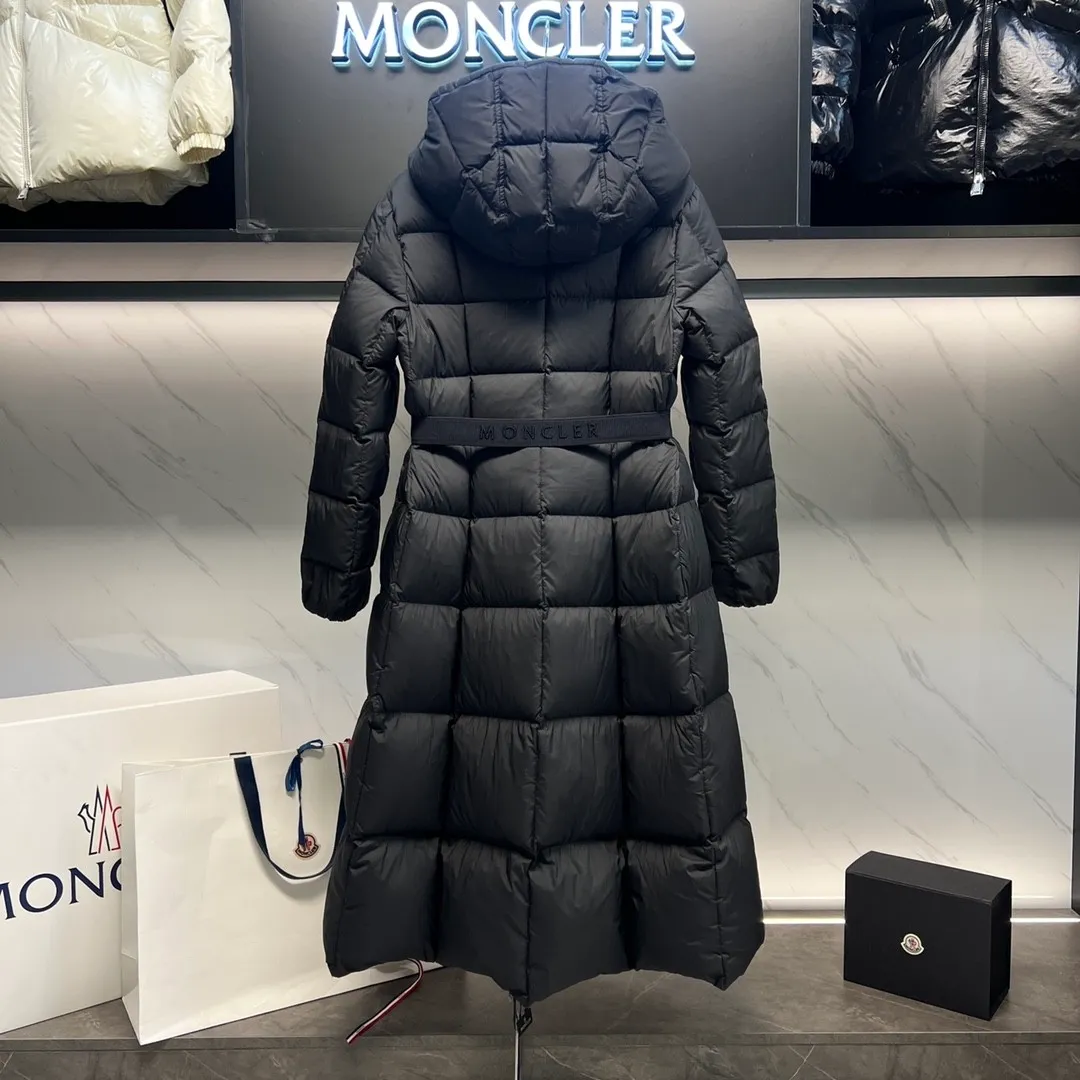 P1100 Special Down ⬆️Moncler's new winter product Faucon Long Women's (⚠️ Special grade goose down filling, tag barcode model number corresponds to the official website, tag has built-in NFC inductor anti-counterfeiting, this filling technology is in the skirt, super downy) hot style that must be bought by the fugitive princess. Faucon Women's Long Down interprets classic items in new proportions, showing impeccable fashion style. Product Details Faucon long down is made of polyester fiber fabric and has a slim, wide silhouette with a nipped-in waist. The Longue saison lining is lightweight and the three-dimensional hood adds a finishing touch to the style. Made of polyester fabric •Longue saison lining •Down filling •Adjustable hood •Zipper closure •Zip pockets •Elastic waist •Logo patch Size: 0-3 Fairy Style