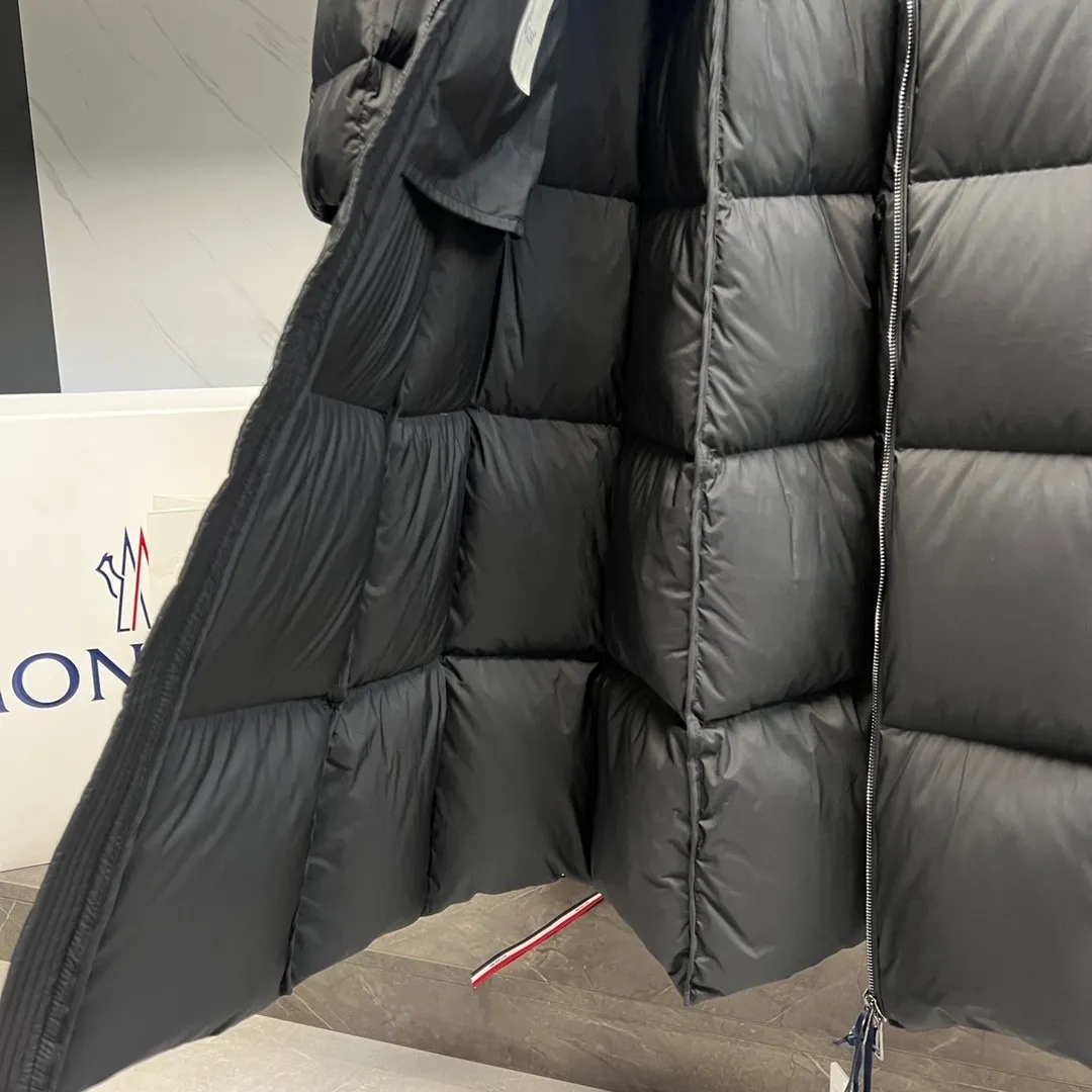 P1100 Special Down ⬆️Moncler's new winter product Faucon Long Women's (⚠️ Special grade goose down filling, tag barcode model number corresponds to the official website, tag has built-in NFC inductor anti-counterfeiting, this filling technology is in the skirt, super downy) hot style that must be bought by the fugitive princess. Faucon Women's Long Down interprets classic items in new proportions, showing impeccable fashion style. Product Details Faucon long down is made of polyester fiber fabric and has a slim, wide silhouette with a nipped-in waist. The Longue saison lining is lightweight and the three-dimensional hood adds a finishing touch to the style. Made of polyester fabric •Longue saison lining •Down filling •Adjustable hood •Zipper closure •Zip pockets •Elastic waist •Logo patch Size: 0-3 Fairy Style