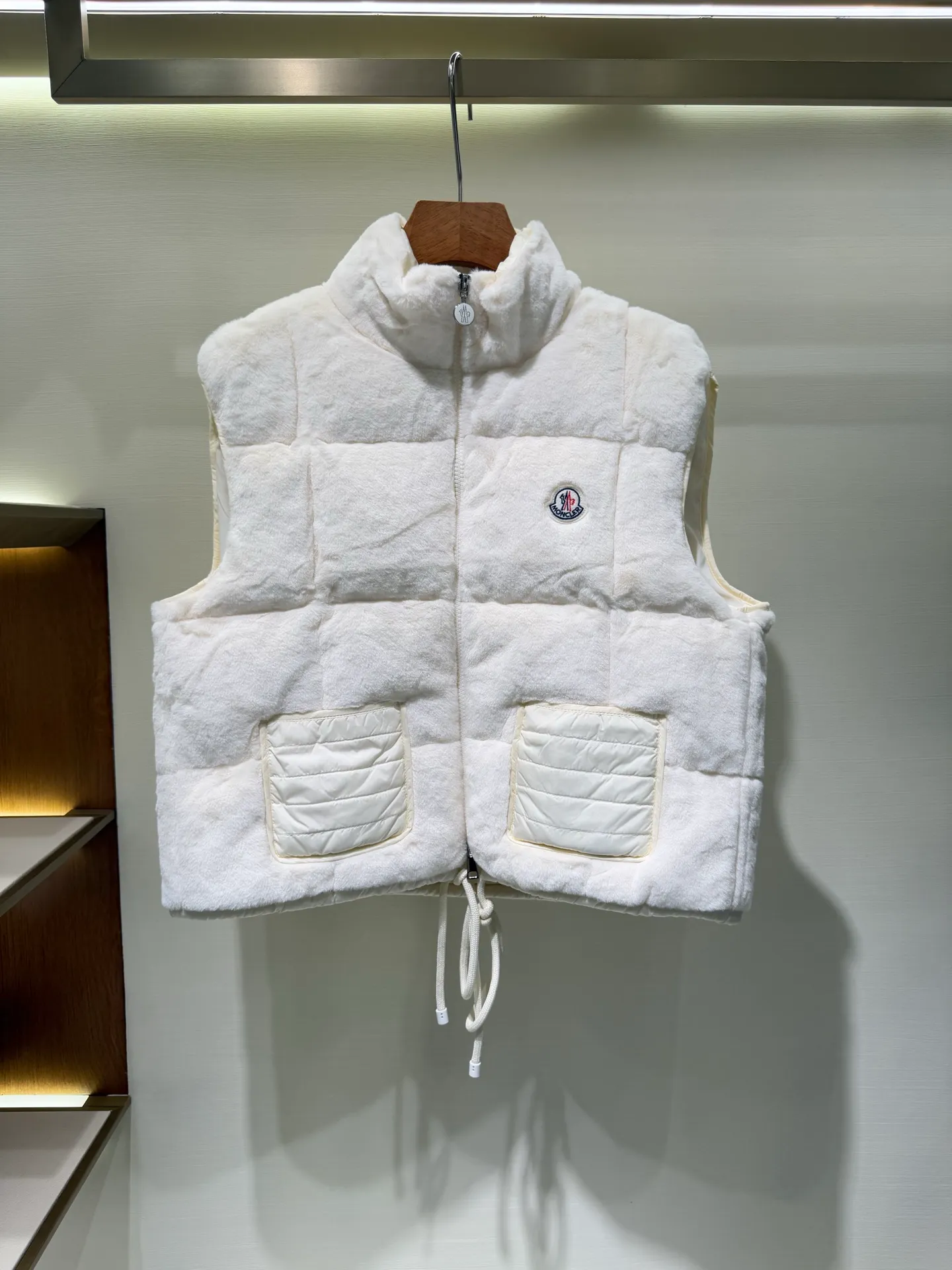 P940 Moncler Women's Covered Teddy Velvet Vest Down Jacket This cardigan is made of teddy velvet style fabric, providing a soft and comfortable wearing experience. Midweight knitted piece with down-filled front and back that can easily be worn as a outer layer in warmer weather.  Fabric: Longue saison lining, 90% goose down Craftsmanship: Front and back filled down teddy style, purl stitch, 5 stitches, zipper closure, down pocket (chip supports NFC function) Size: S M L 4336080