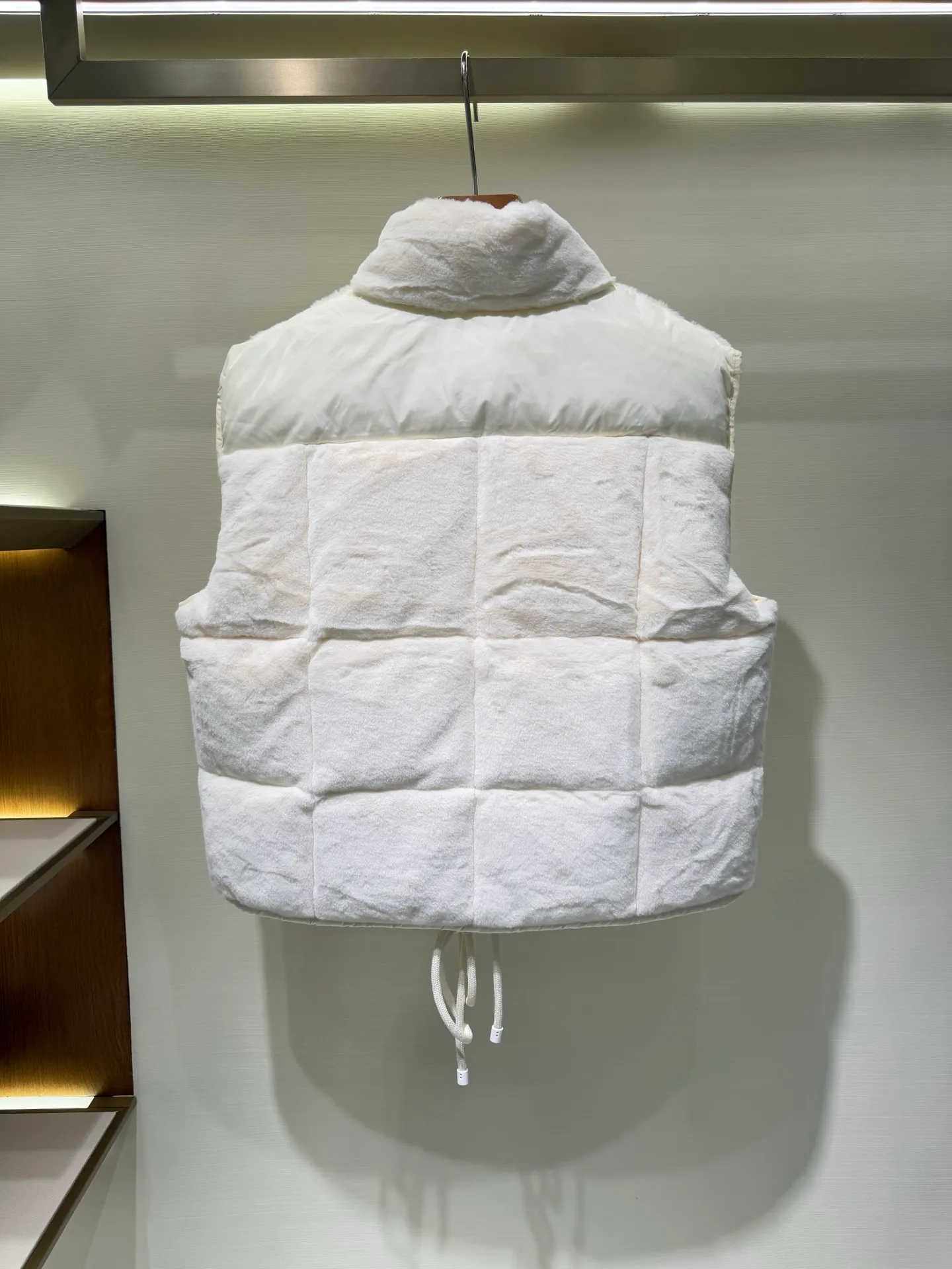 P940 Moncler Women's Covered Teddy Velvet Vest Down Jacket This cardigan is made of teddy velvet style fabric, providing a soft and comfortable wearing experience. Midweight knitted piece with down-filled front and back that can easily be worn as a outer layer in warmer weather.  Fabric: Longue saison lining, 90% goose down Craftsmanship: Front and back filled down teddy style, purl stitch, 5 stitches, zipper closure, down pocket (chip supports NFC function) Size: S M L 4336080