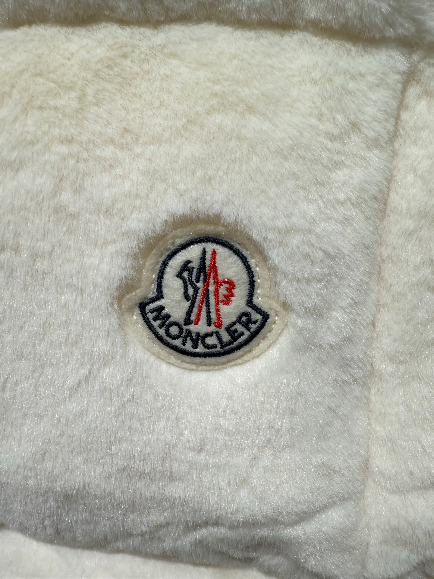 P940 Moncler Women's Covered Teddy Velvet Vest Down Jacket This cardigan is made of teddy velvet style fabric, providing a soft and comfortable wearing experience. Midweight knitted piece with down-filled front and back that can easily be worn as a outer layer in warmer weather.  Fabric: Longue saison lining, 90% goose down Craftsmanship: Front and back filled down teddy style, purl stitch, 5 stitches, zipper closure, down pocket (chip supports NFC function) Size: S M L 4336080