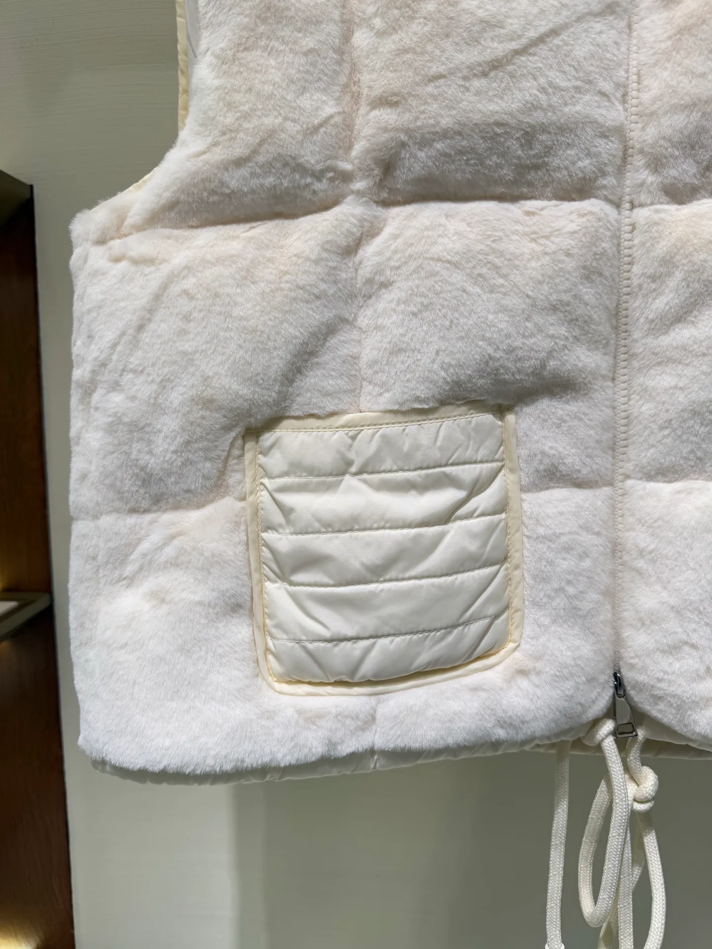 P940 Moncler Women's Covered Teddy Velvet Vest Down Jacket This cardigan is made of teddy velvet style fabric, providing a soft and comfortable wearing experience. Midweight knitted piece with down-filled front and back that can easily be worn as a outer layer in warmer weather.  Fabric: Longue saison lining, 90% goose down Craftsmanship: Front and back filled down teddy style, purl stitch, 5 stitches, zipper closure, down pocket (chip supports NFC function) Size: S M L 4336080