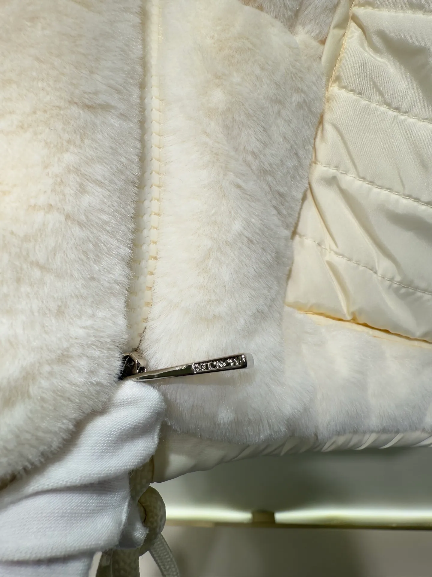 P940 Moncler Women's Covered Teddy Velvet Vest Down Jacket This cardigan is made of teddy velvet style fabric, providing a soft and comfortable wearing experience. Midweight knitted piece with down-filled front and back that can easily be worn as a outer layer in warmer weather.  Fabric: Longue saison lining, 90% goose down Craftsmanship: Front and back filled down teddy style, purl stitch, 5 stitches, zipper closure, down pocket (chip supports NFC function) Size: S M L 4336080